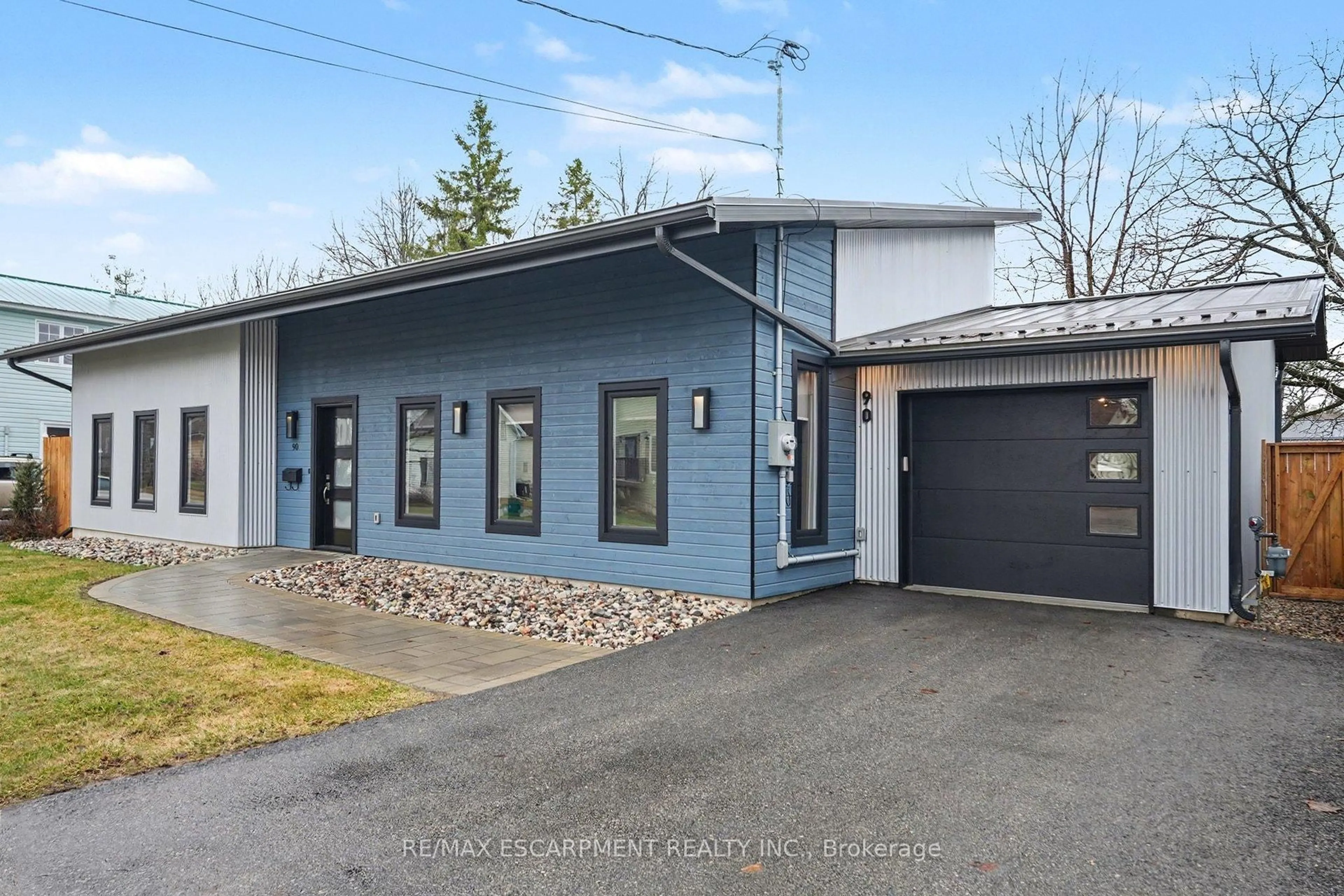 Home with vinyl exterior material, street for 90 Beckwith St, Perth Ontario K7H 1C4