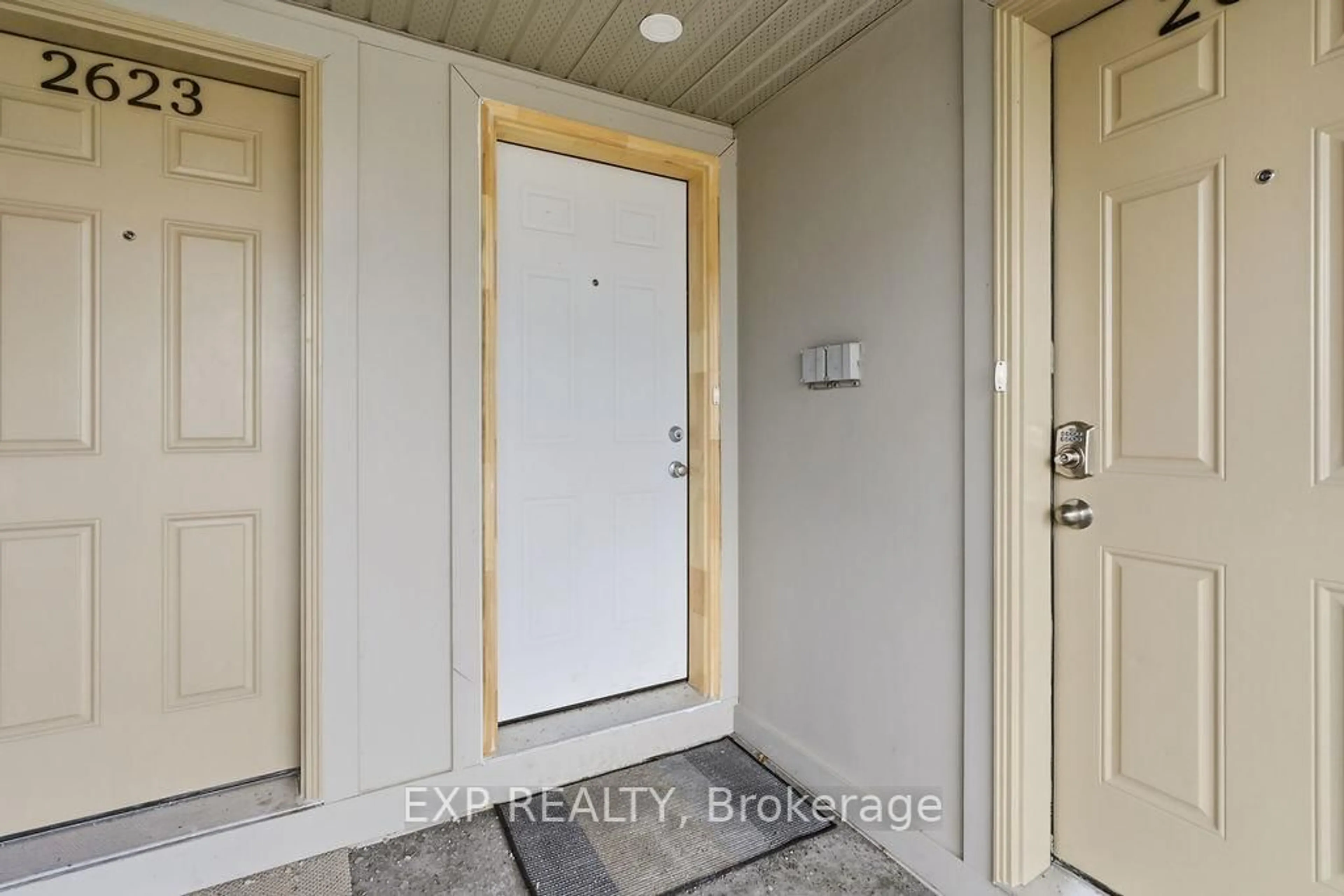 Indoor entryway for 2621 Longfields Dr #32, Ottawa Ontario K2J 2L7