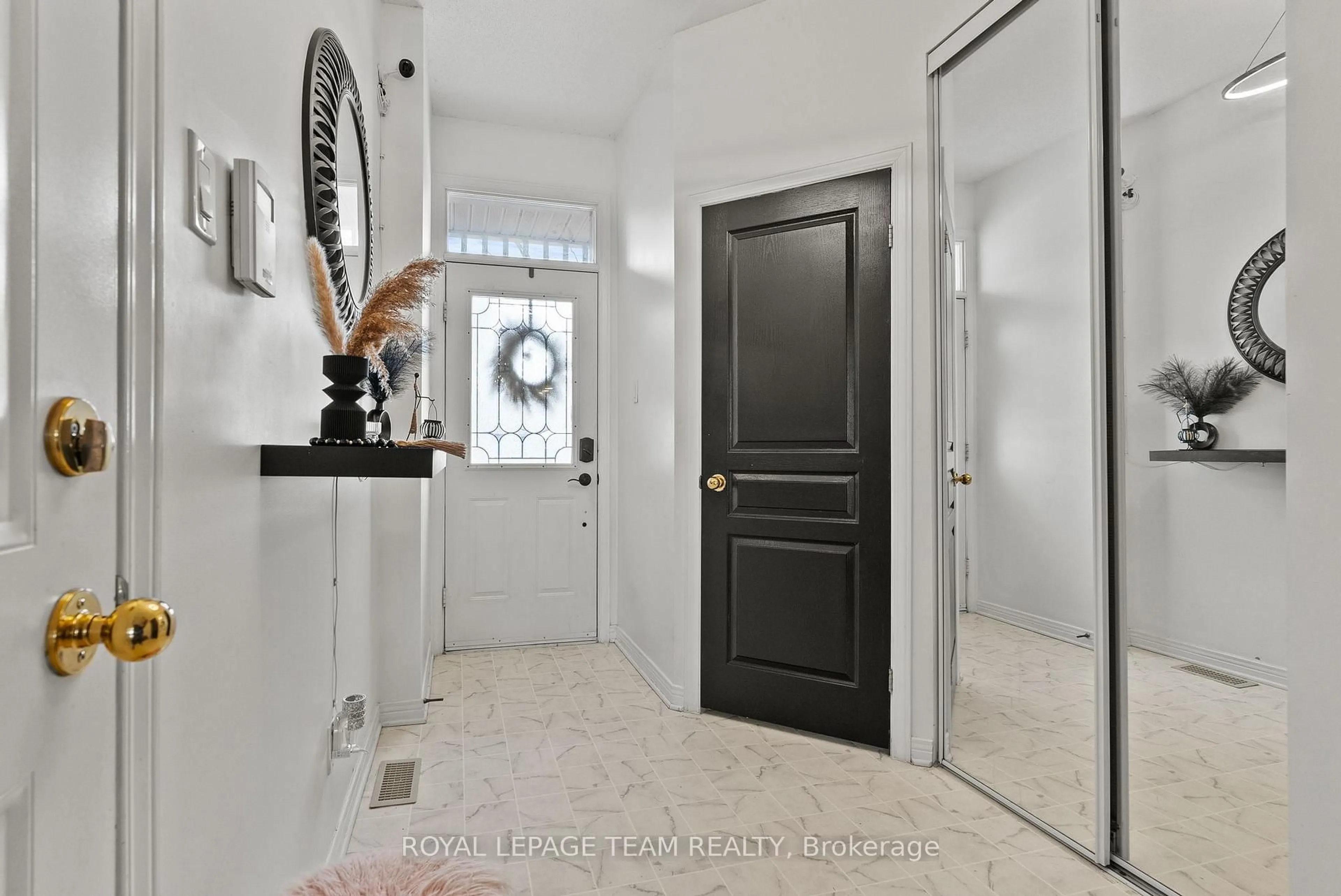 Indoor entryway for 5 Milner Downs Cres, Ottawa Ontario K2M 2S6