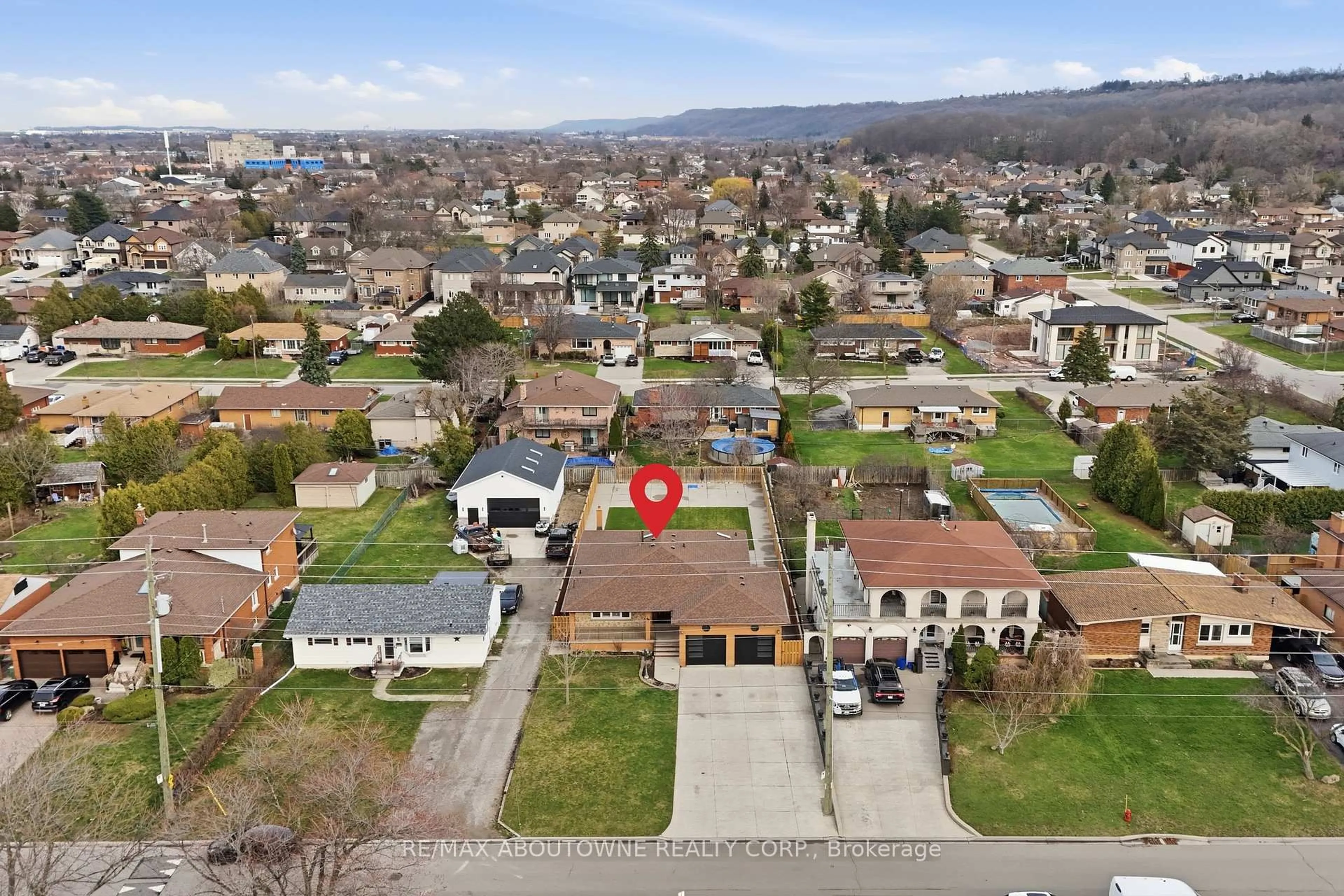 A pic from outside/outdoor area/front of a property/back of a property/a pic from drone, mountain view for 58 Kilbourn Ave, Hamilton Ontario L8G 3E2