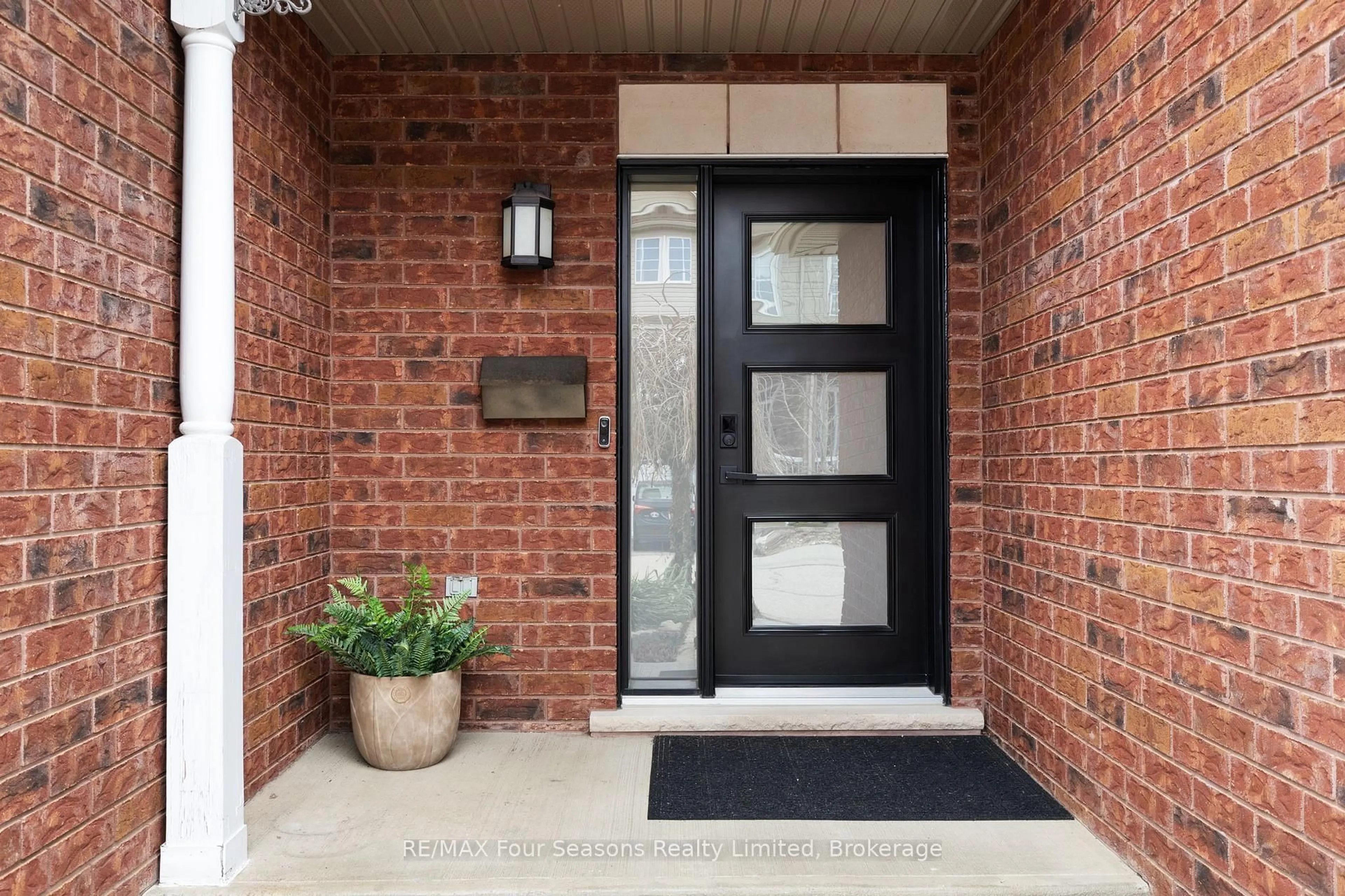 Indoor entryway for 305 Briarmeadow Dr #13, Kitchener Ontario N2A 4K9