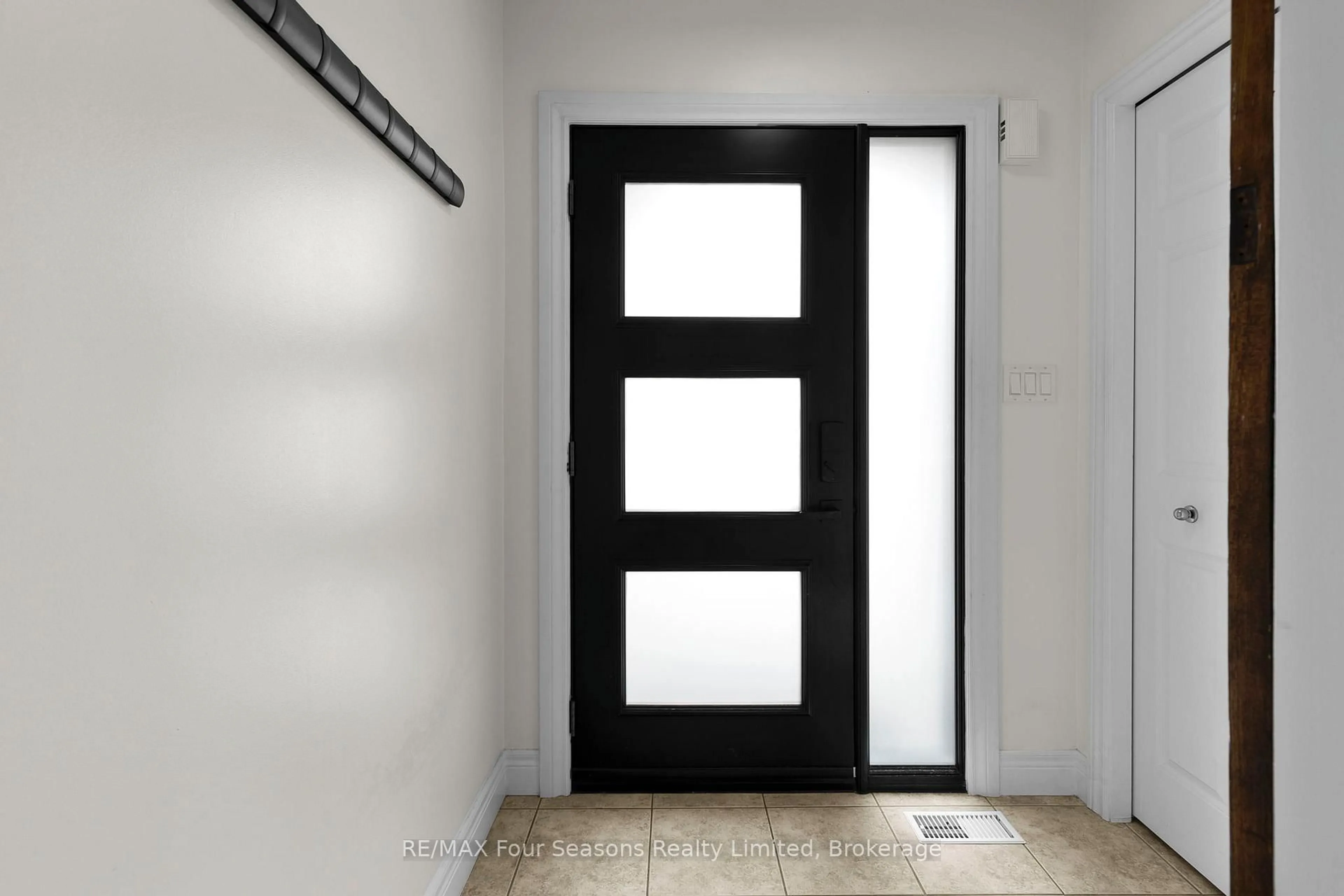 Indoor entryway for 305 Briarmeadow Dr #13, Kitchener Ontario N2A 4K9