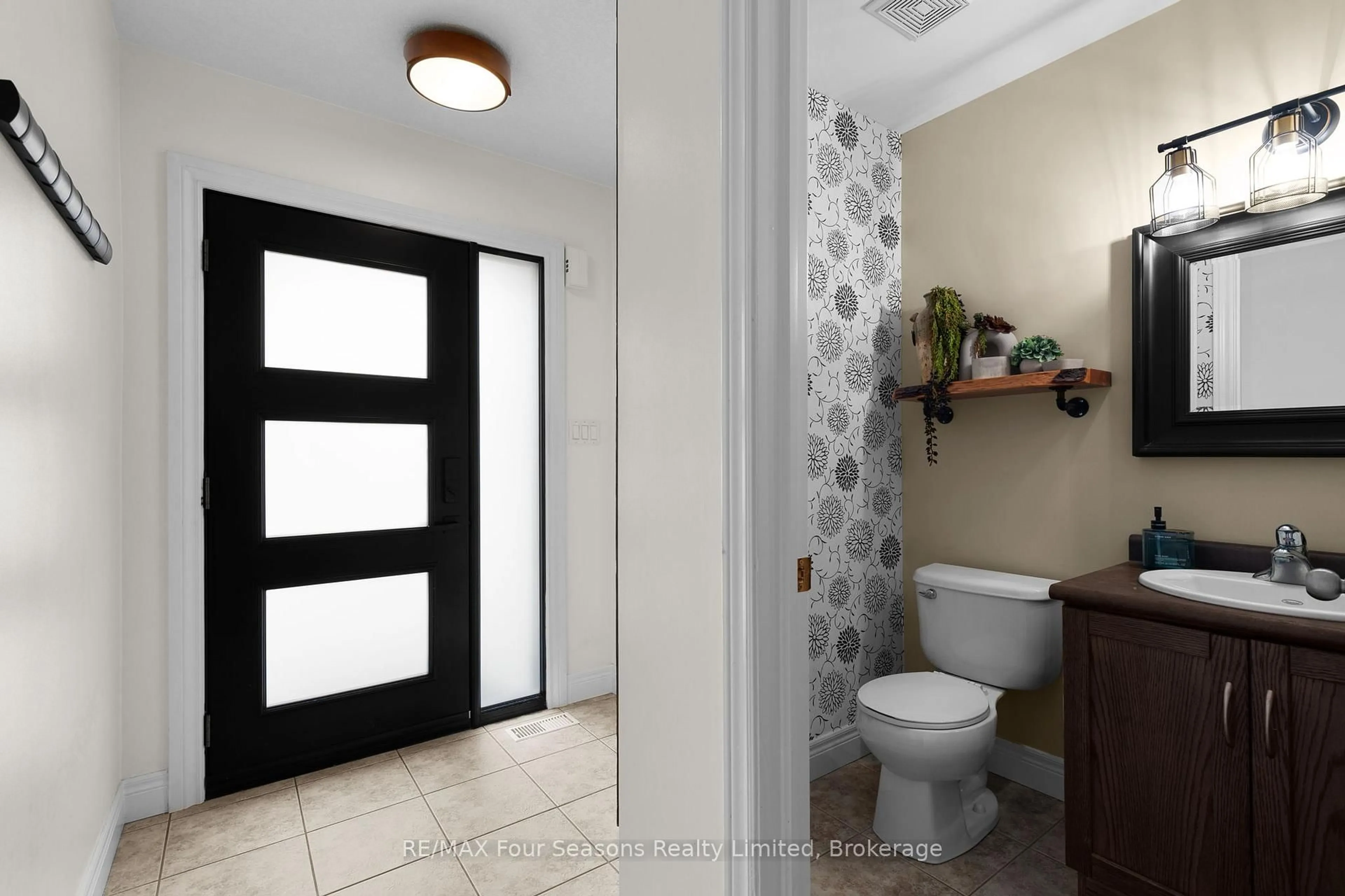 Indoor entryway for 305 Briarmeadow Dr #13, Kitchener Ontario N2A 4K9