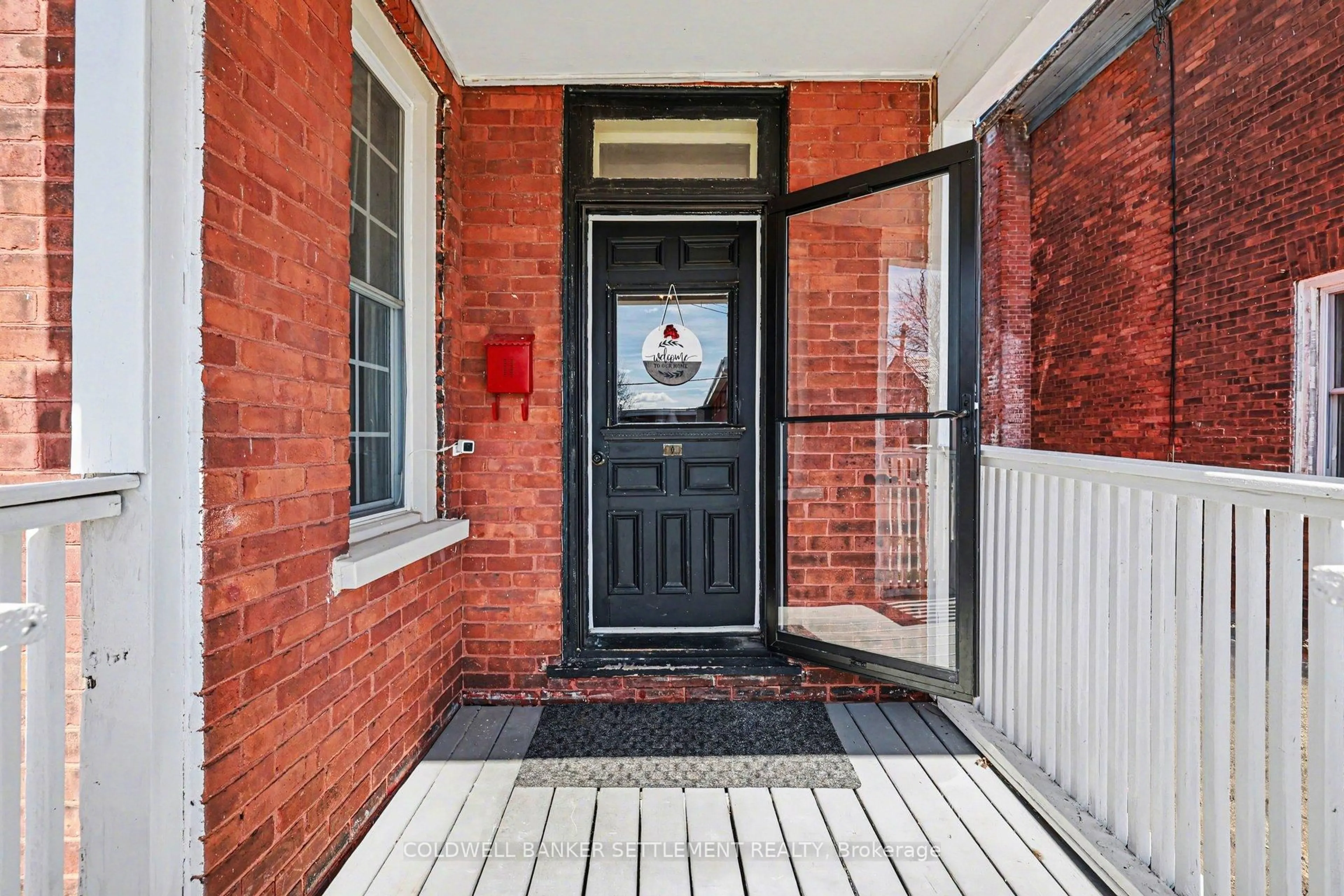 Indoor entryway for 88 Russell St, Smiths Falls Ontario K7A 1G7