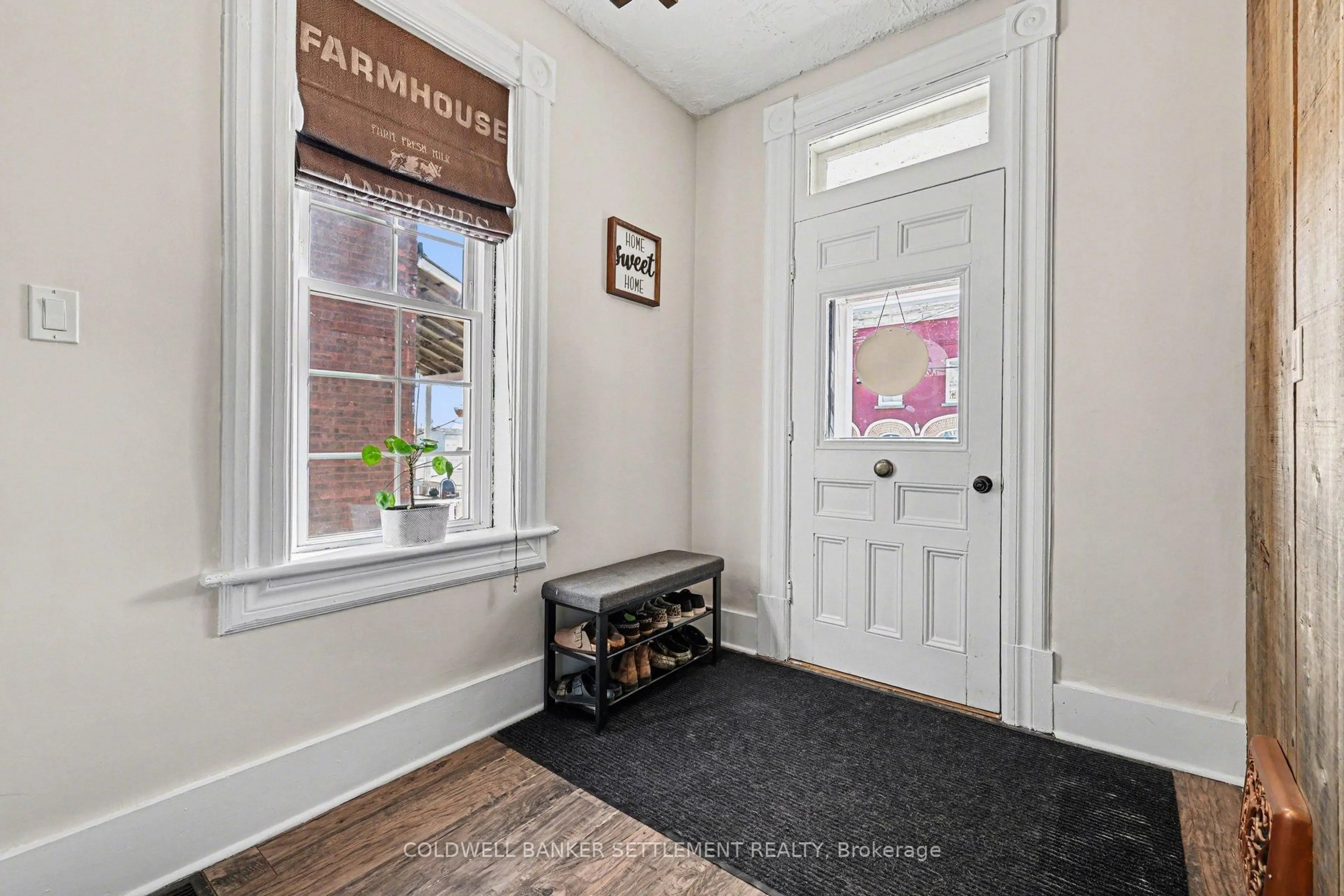 Indoor entryway for 88 Russell St, Smiths Falls Ontario K7A 1G7