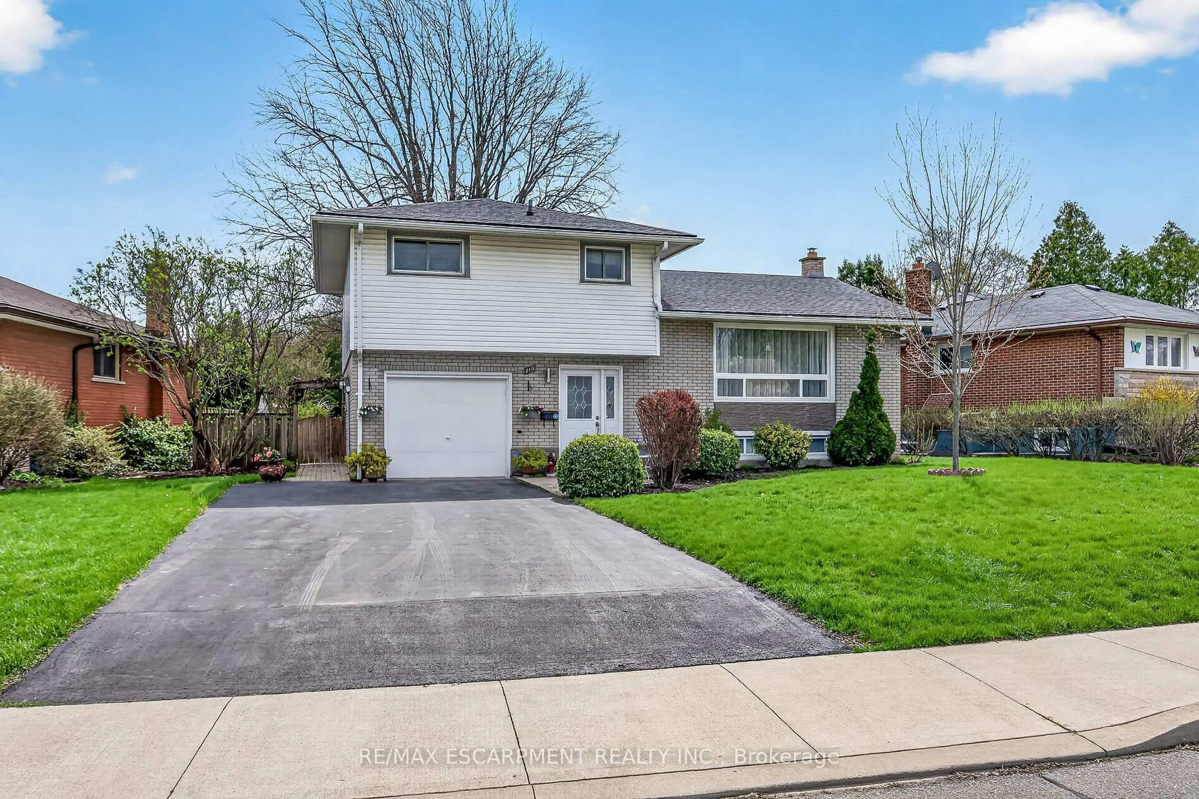 Home with vinyl exterior material, street for 210 Columbia Dr, Hamilton Ontario L9C 3Y6