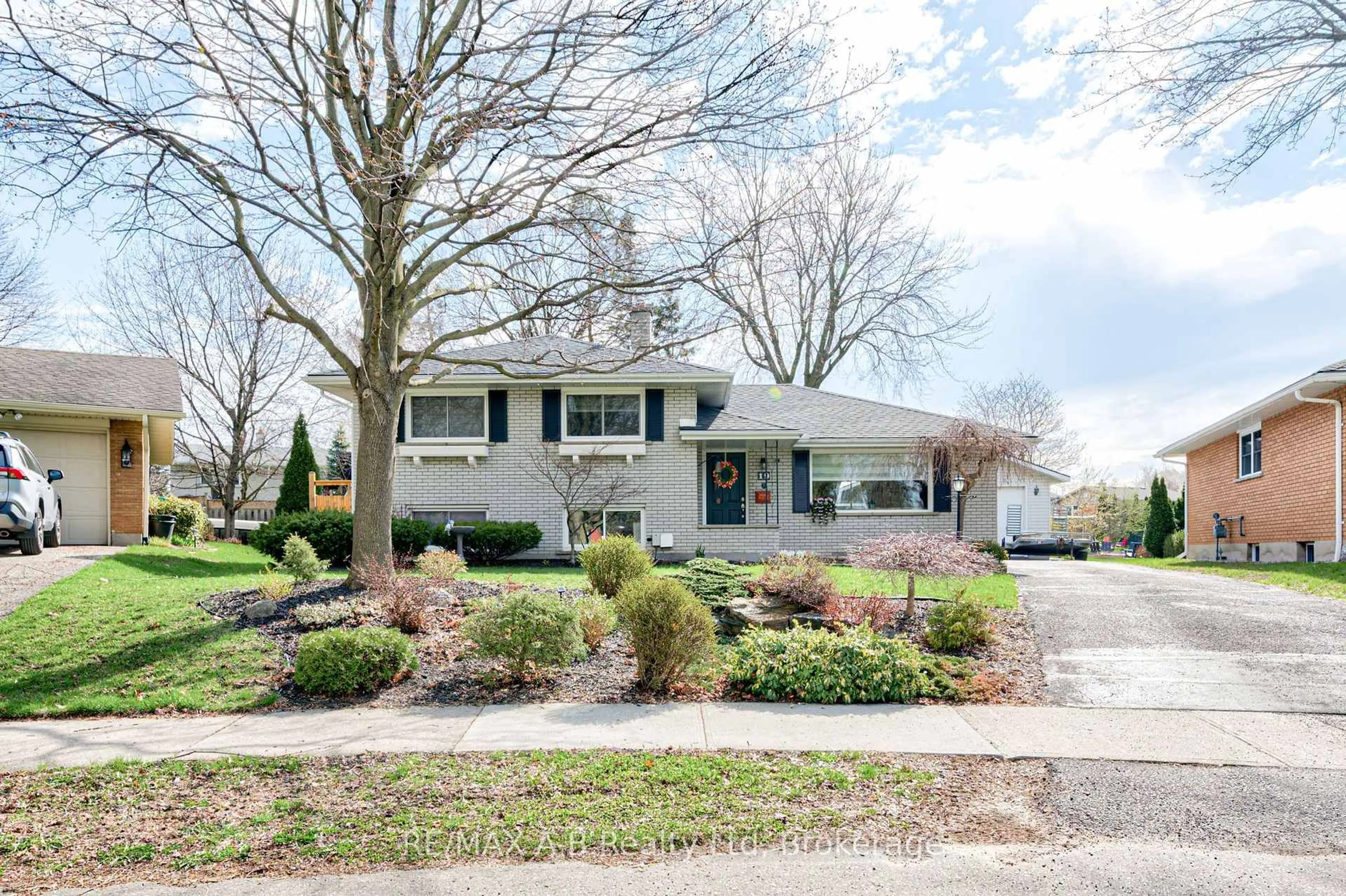 Home with vinyl exterior material, street for 19 Linton Pl, Kitchener Ontario N2B 2K1