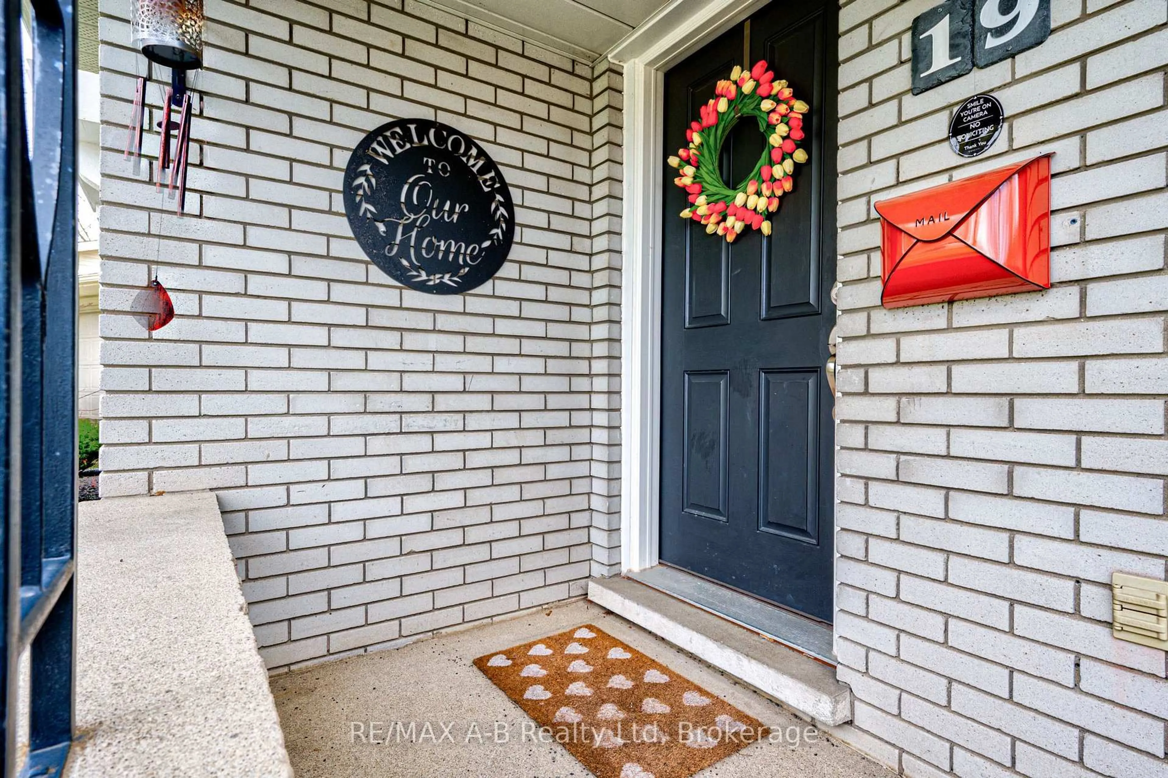 Indoor entryway for 19 Linton Pl, Kitchener Ontario N2B 2K1
