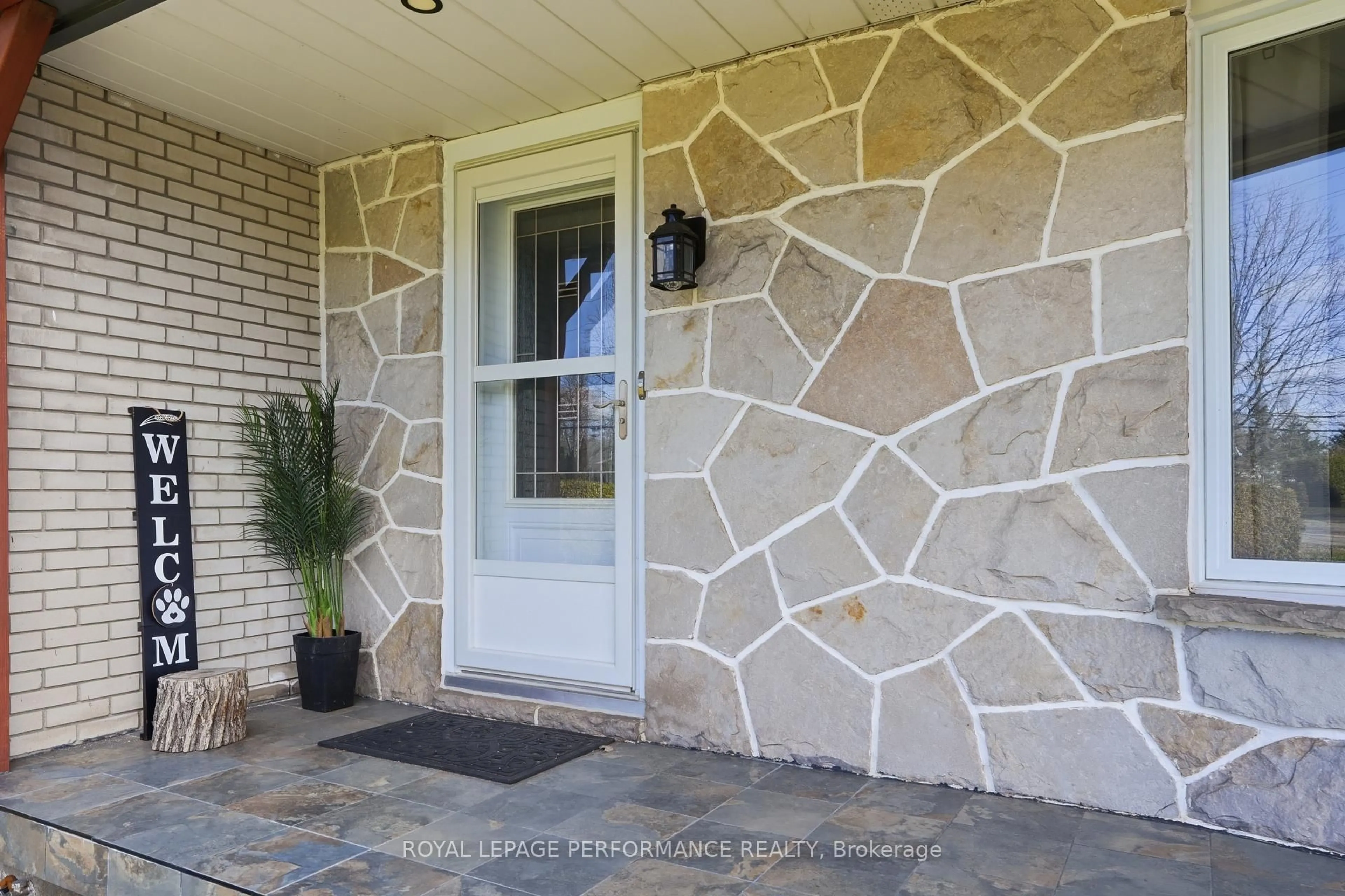 Indoor entryway for 3595 Front Rd, East Hawkesbury Ontario K6A 2W5
