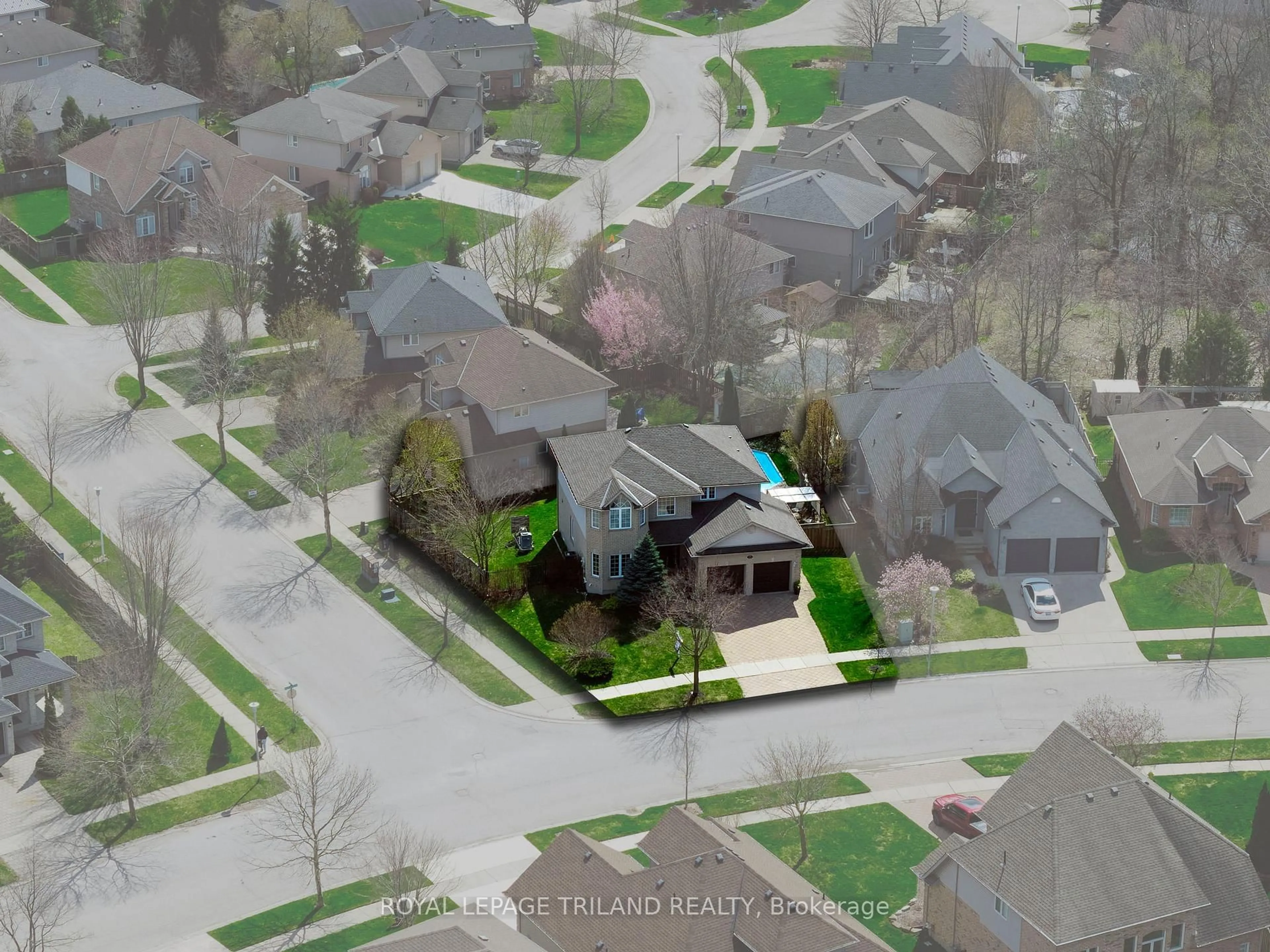A pic from outside/outdoor area/front of a property/back of a property/a pic from drone, street for 151 Knights Bridge Rd, London South Ontario N6K 4V7