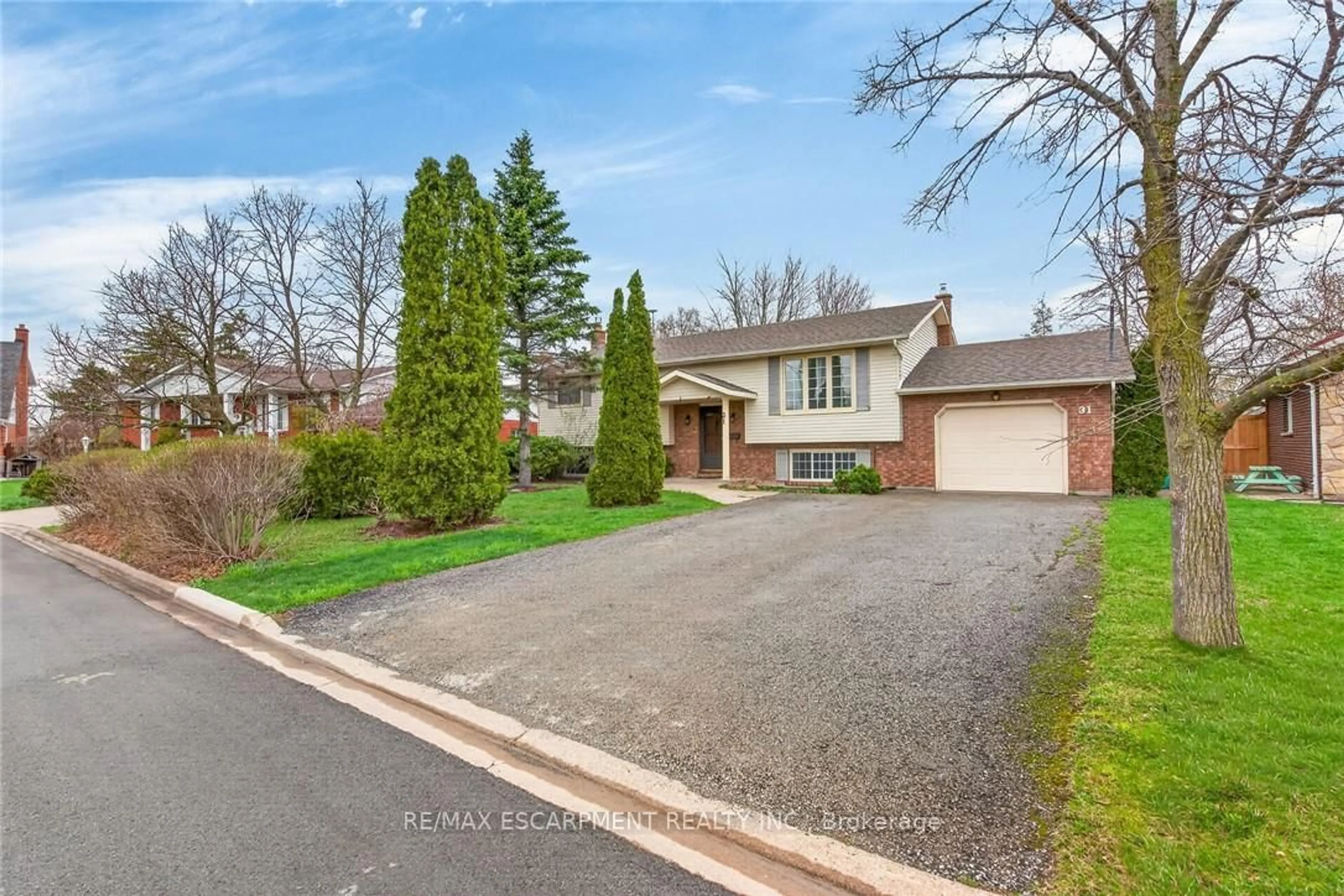 Home with brick exterior material, street for 31 Killins St, West Lincoln Ontario L0R 2A0