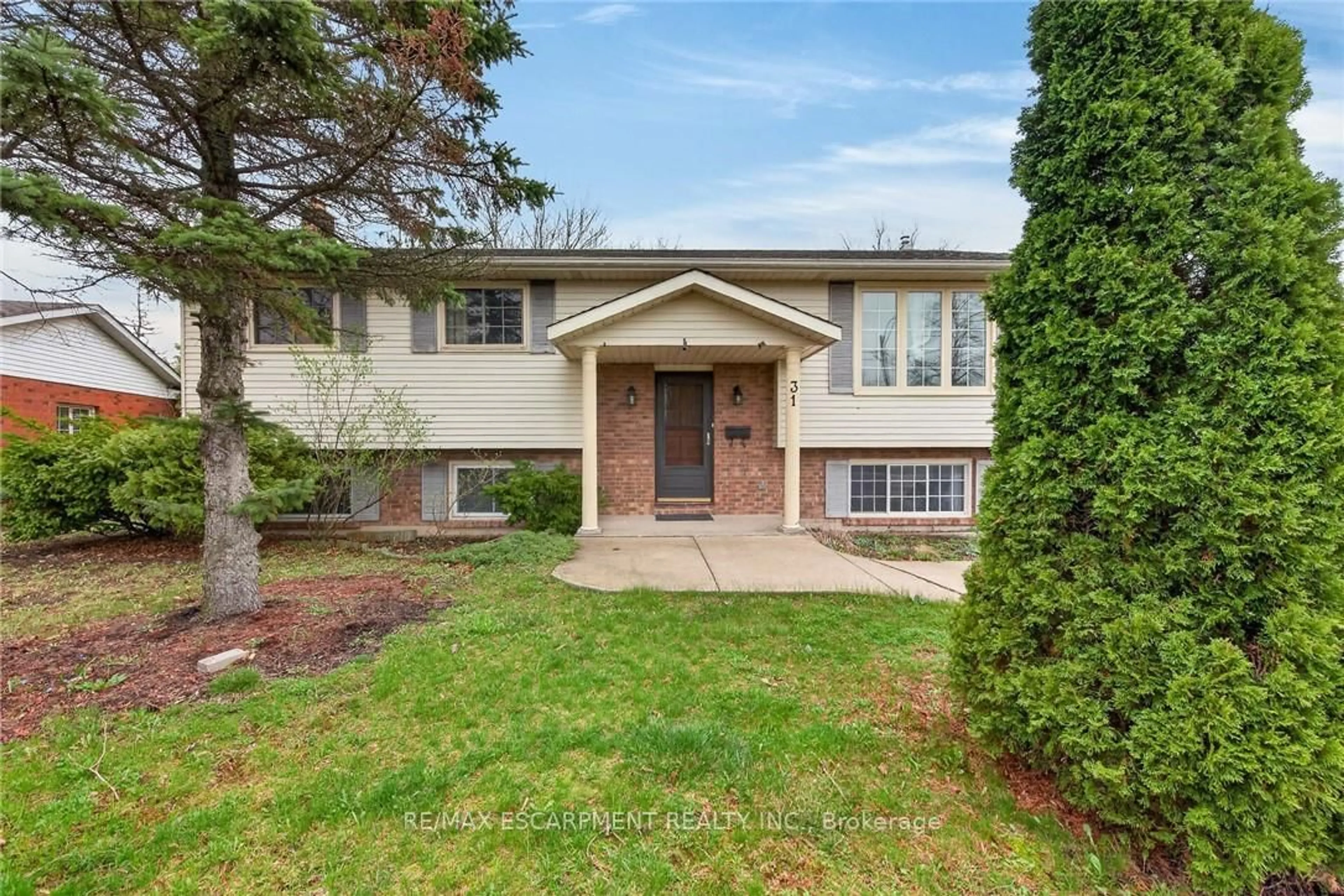 Home with vinyl exterior material, street for 31 Killins St, West Lincoln Ontario L0R 2A0