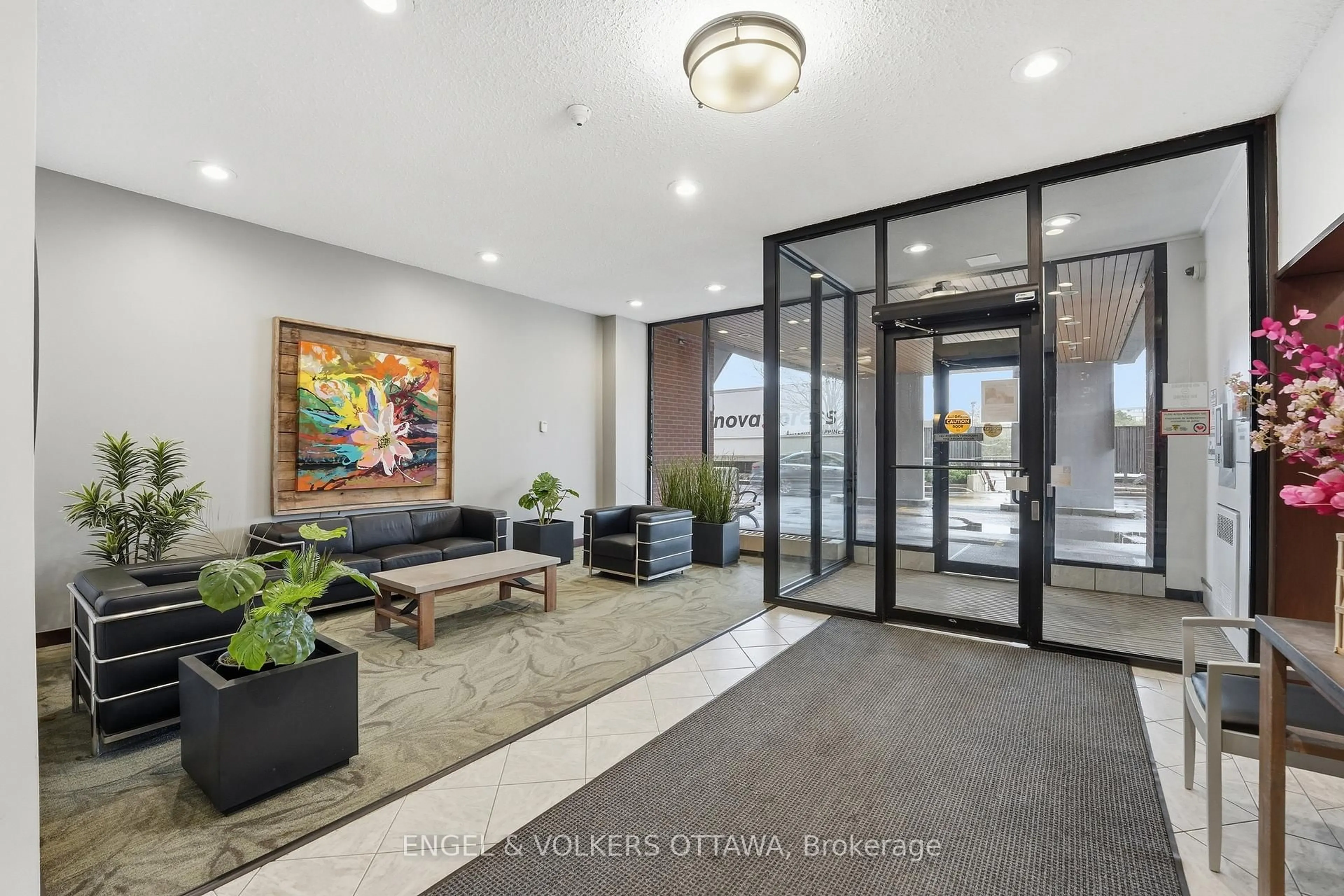 Indoor foyer for 2951 Riverside Dr #301, Ottawa Ontario K1V 8W6