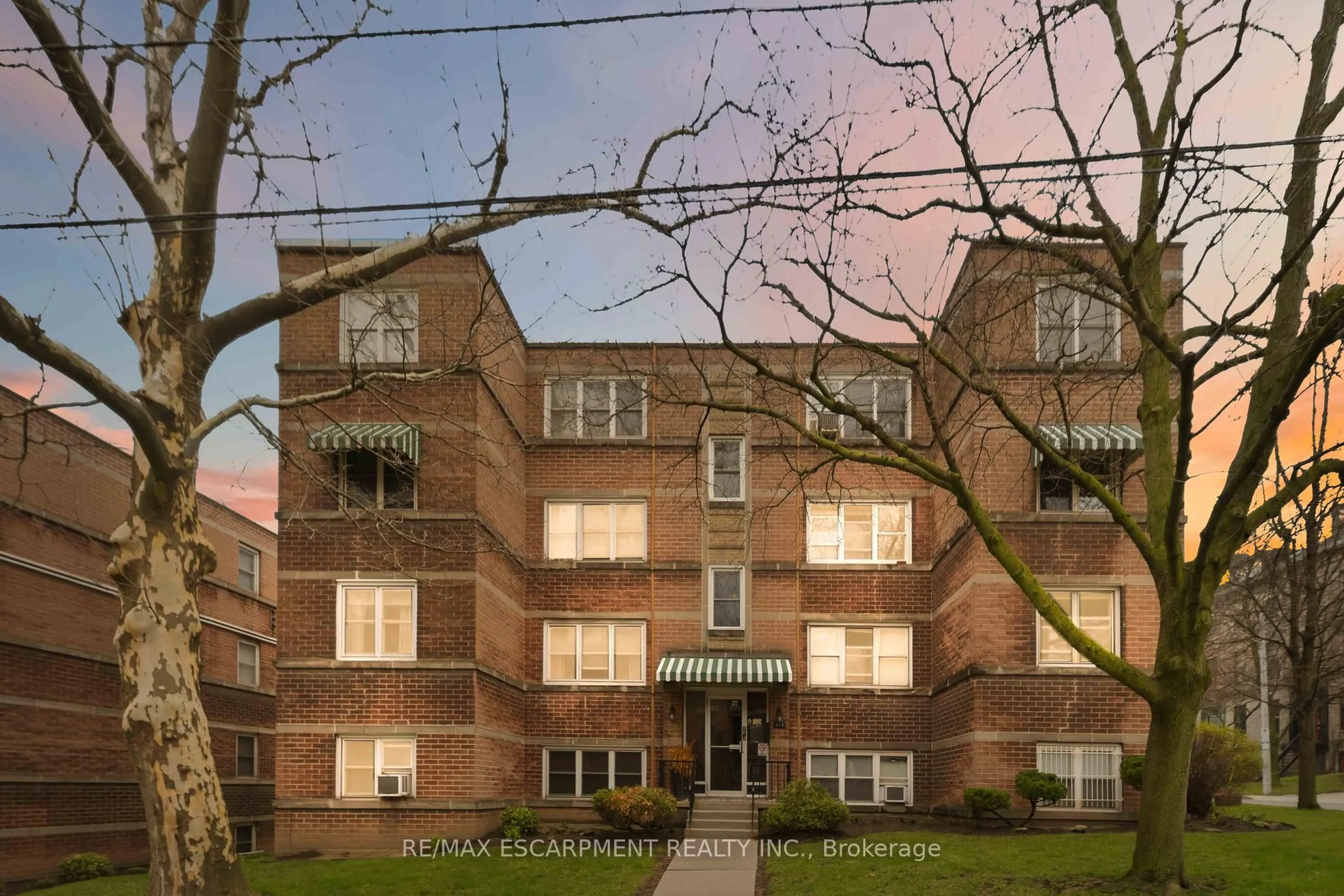 A pic from outside/outdoor area/front of a property/back of a property/a pic from drone, building for 231 MacNab St #23, Hamilton Ontario L8P 3C9