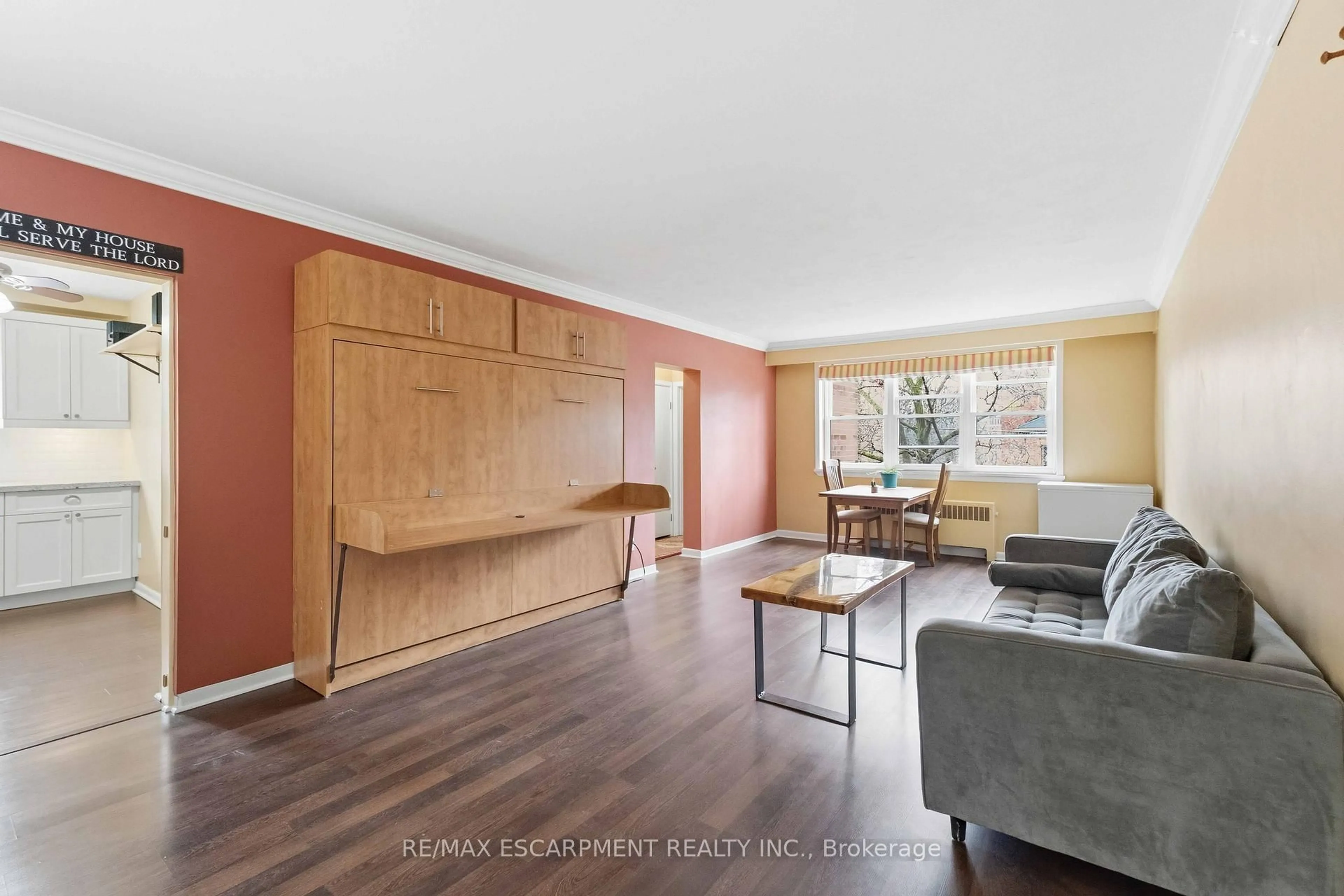 Living room with furniture, wood/laminate floor for 231 MacNab St #23, Hamilton Ontario L8P 3C9