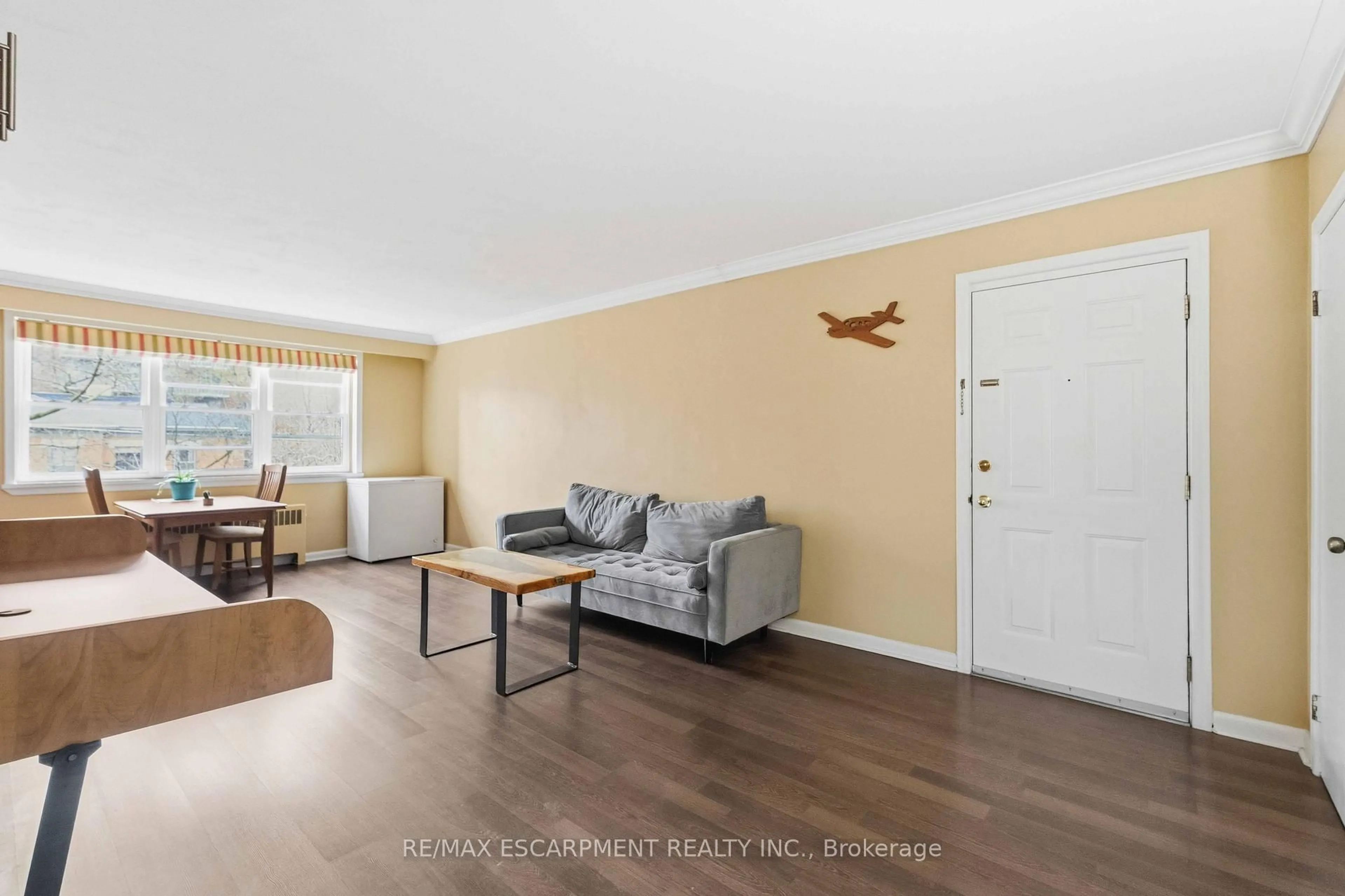 Living room with furniture, wood/laminate floor for 231 MacNab St #23, Hamilton Ontario L8P 3C9