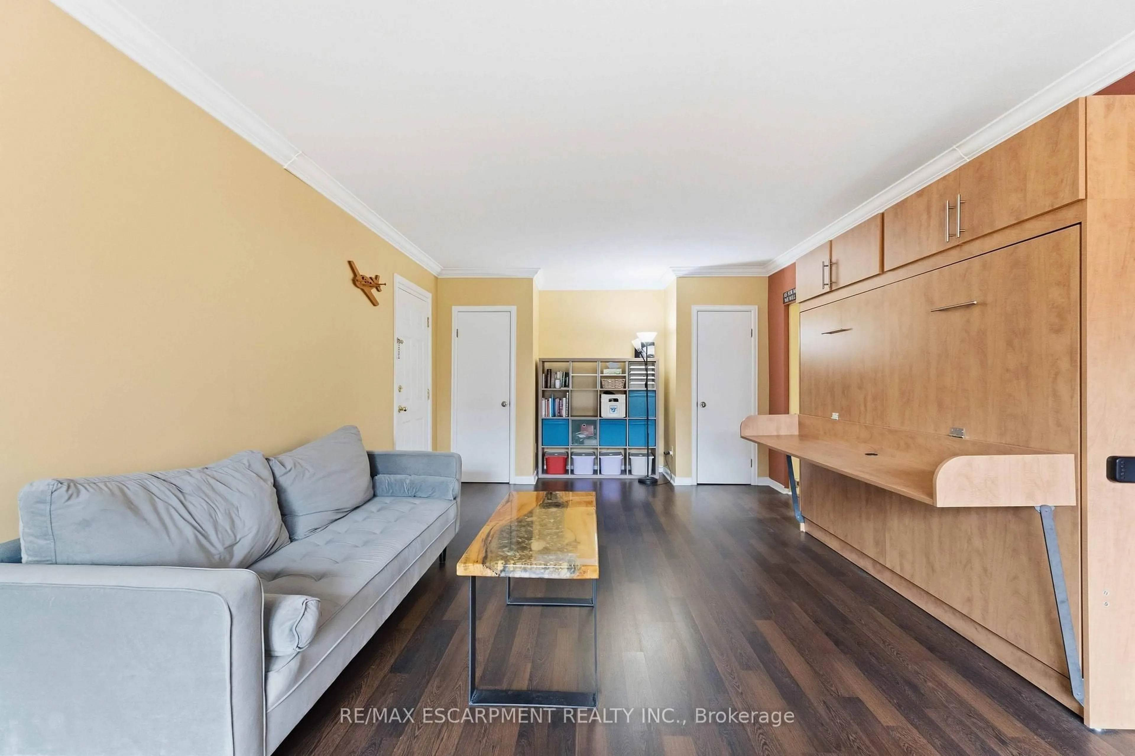Living room with furniture, wood/laminate floor for 231 MacNab St #23, Hamilton Ontario L8P 3C9