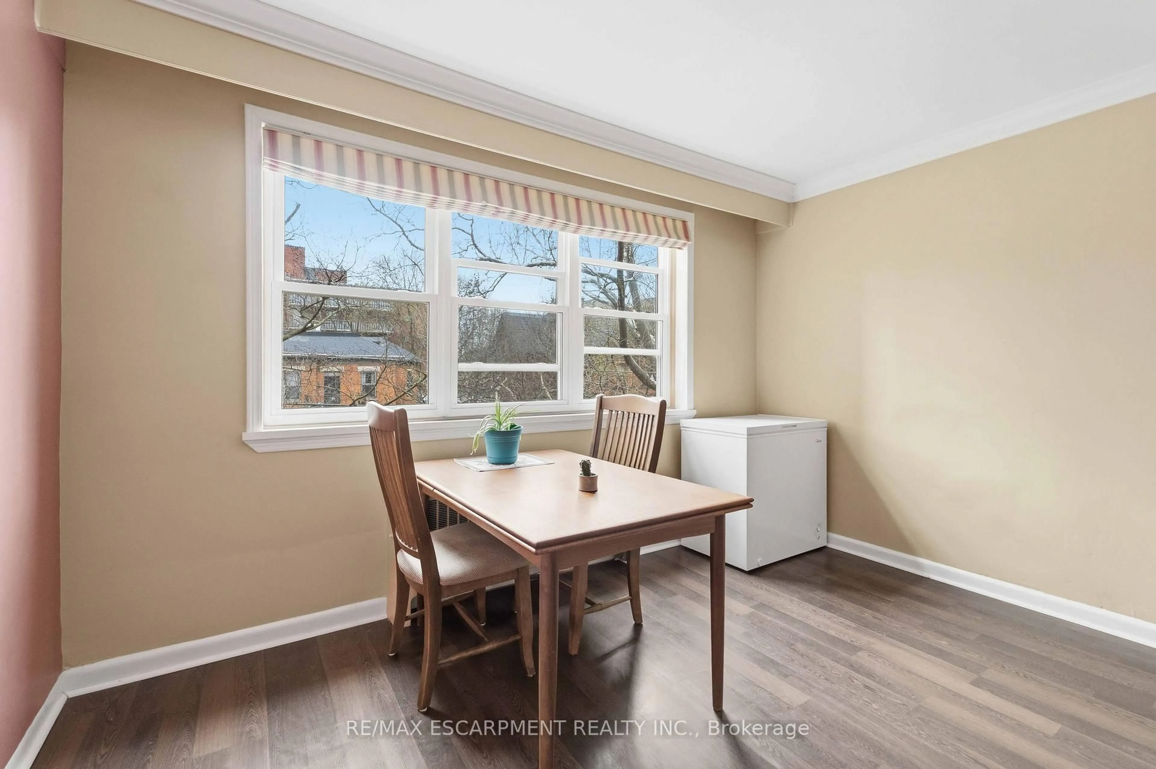 Dining room, wood/laminate floor for 231 MacNab St #23, Hamilton Ontario L8P 3C9