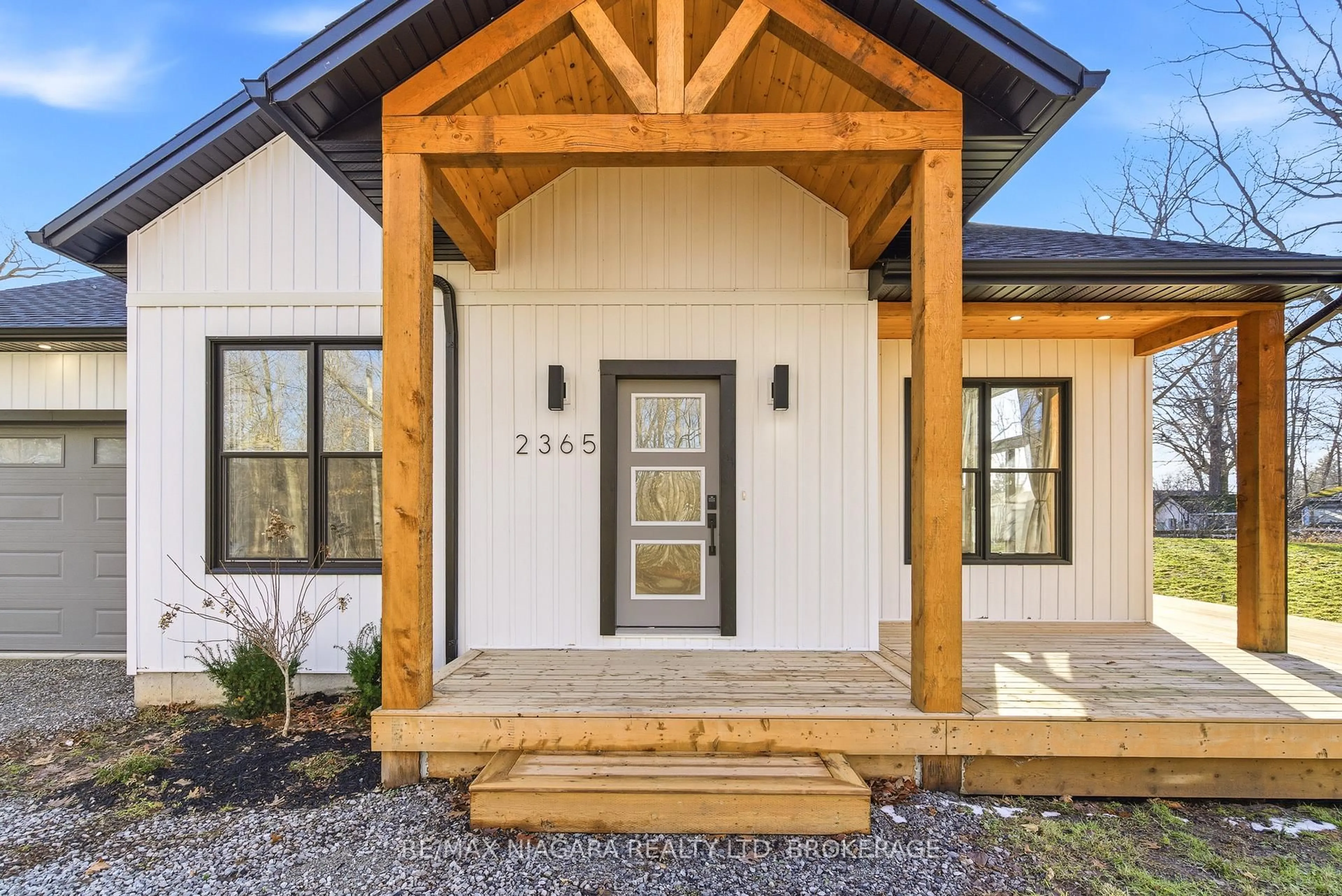 Indoor entryway for 2365 Cross St, Fort Erie Ontario L0S 1N0