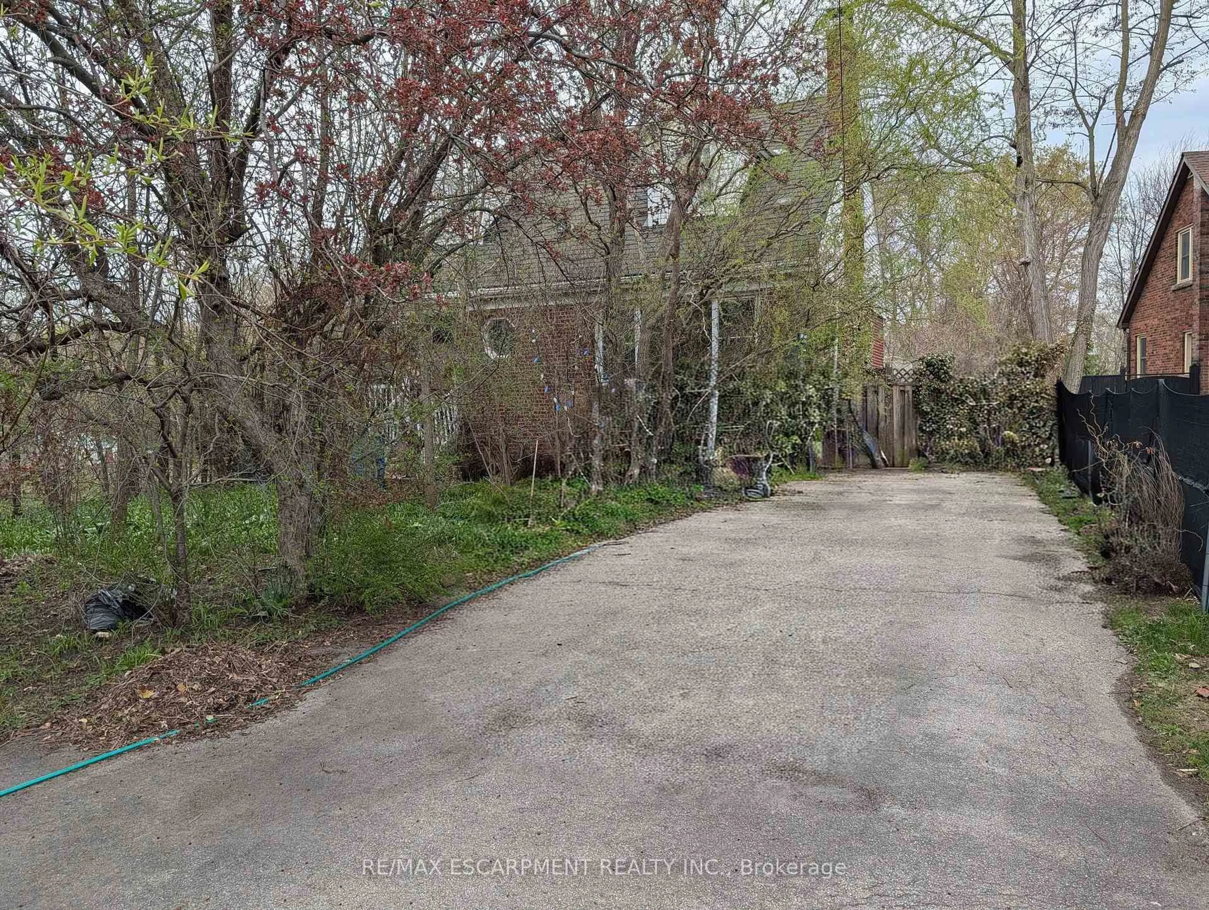 A pic from outside/outdoor area/front of a property/back of a property/a pic from drone, forest/trees view for 115 King St, Hamilton Ontario L8G 1L2