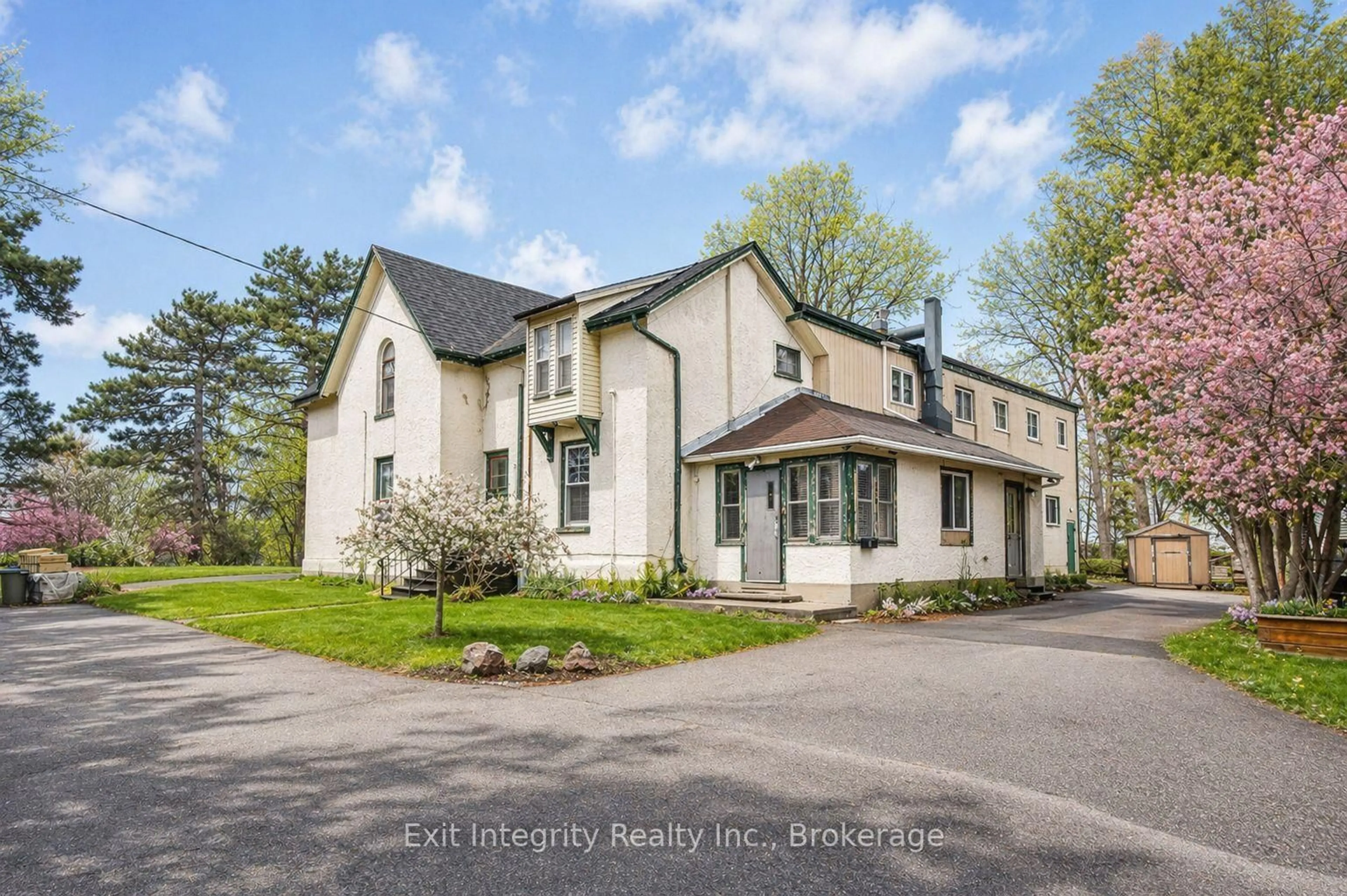 A pic from outside/outdoor area/front of a property/back of a property/a pic from drone, street for 20 Elliott St, Cambridge Ontario N1R 2J2