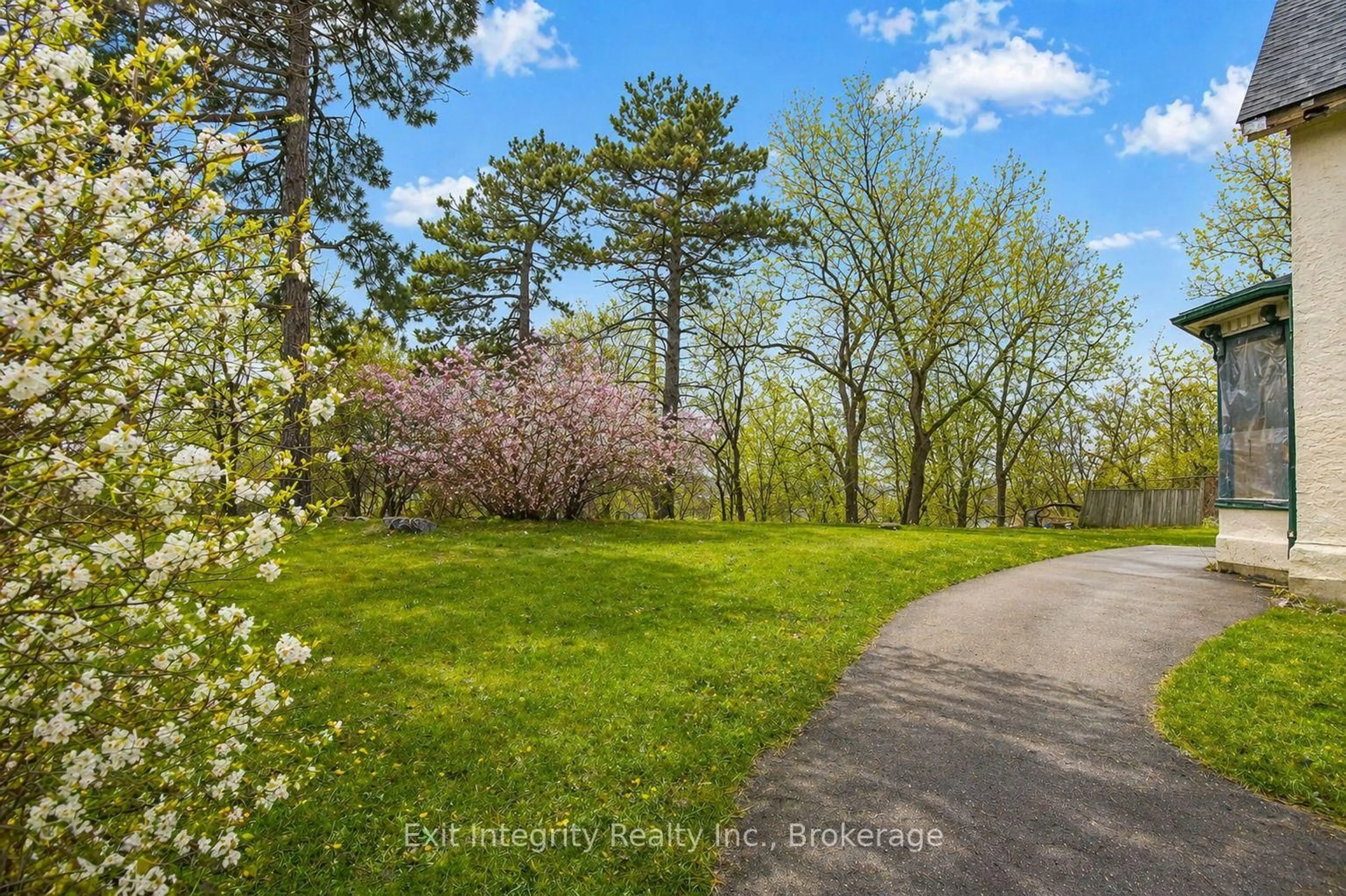 A pic from outside/outdoor area/front of a property/back of a property/a pic from drone, forest/trees view for 20 Elliott St, Cambridge Ontario N1R 2J2