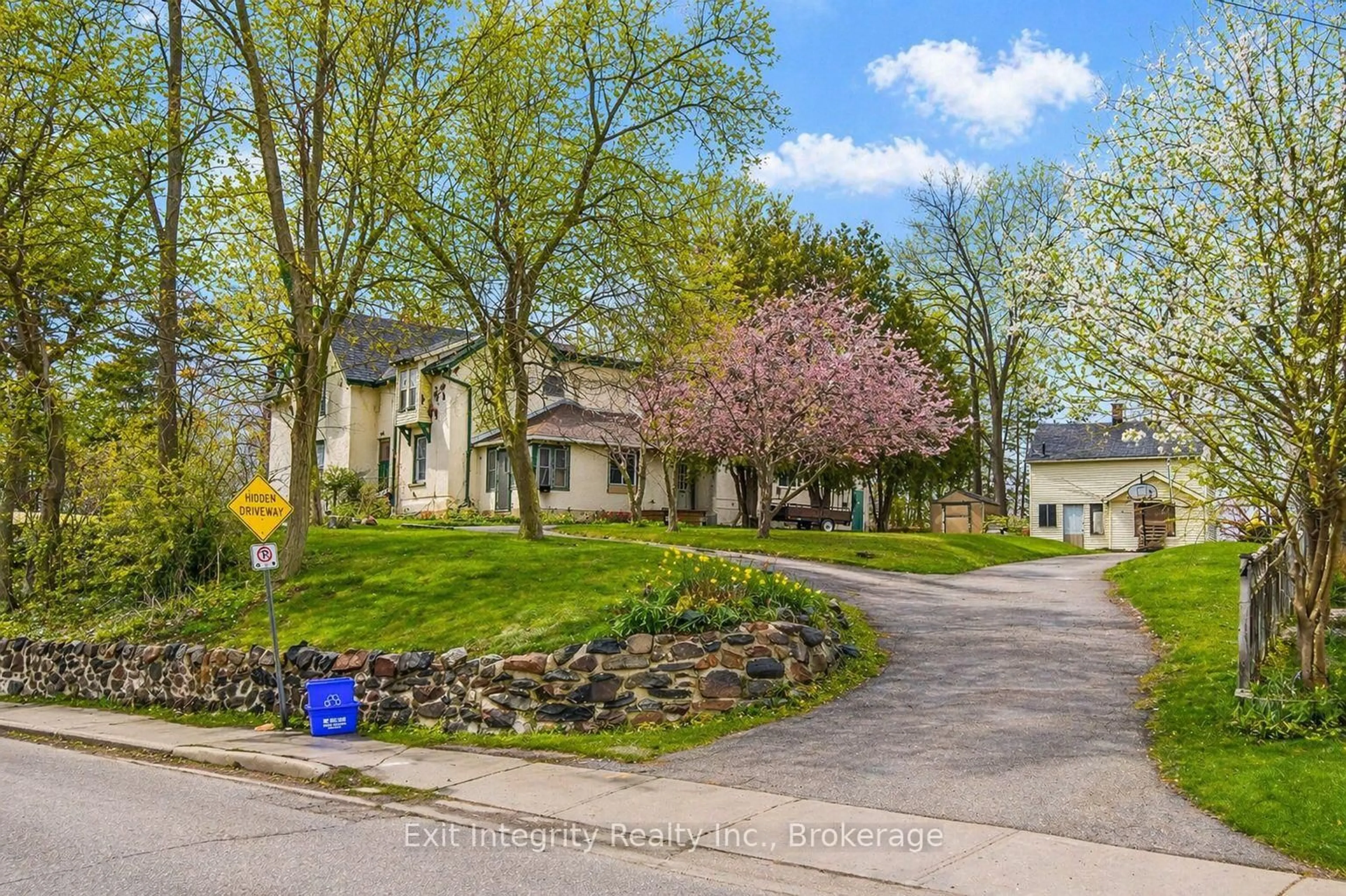 A pic from outside/outdoor area/front of a property/back of a property/a pic from drone, street for 20 Elliott St, Cambridge Ontario N1R 2J2