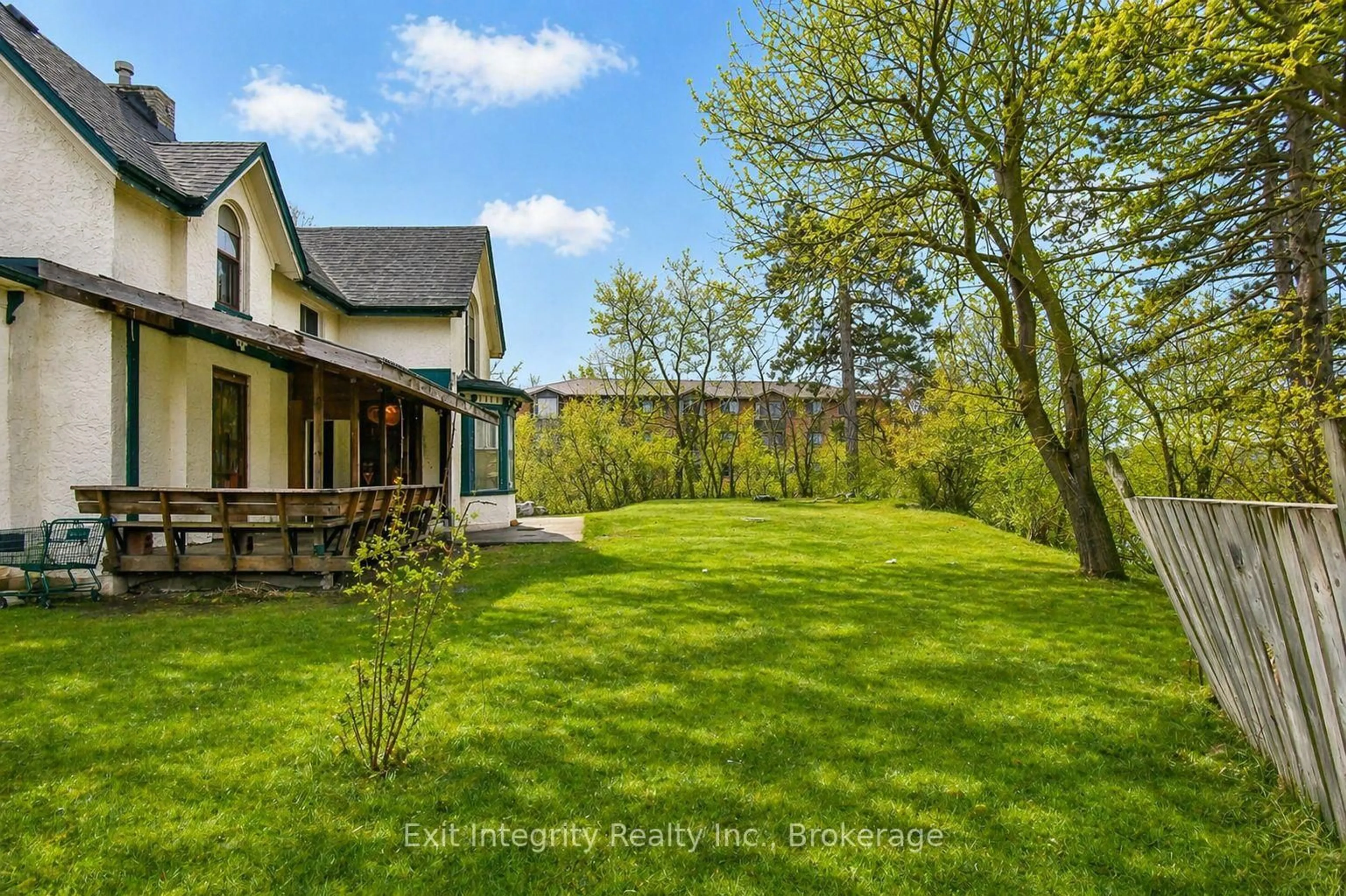 A pic from outside/outdoor area/front of a property/back of a property/a pic from drone, unknown for 20 Elliott St, Cambridge Ontario N1R 2J2