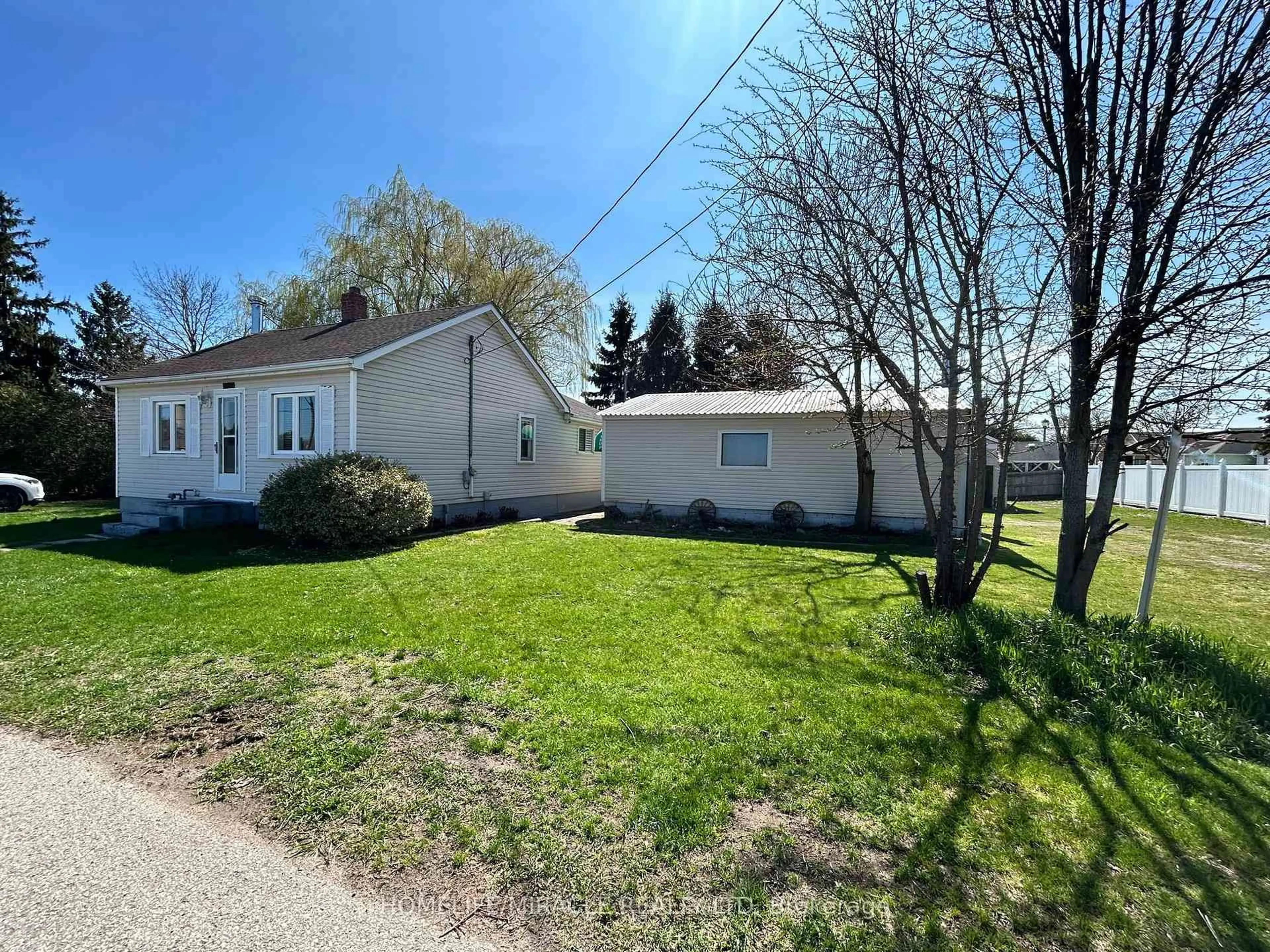 A pic from outside/outdoor area/front of a property/back of a property/a pic from drone, street for 1153 Bay St, Norfolk Ontario N0E 1M0