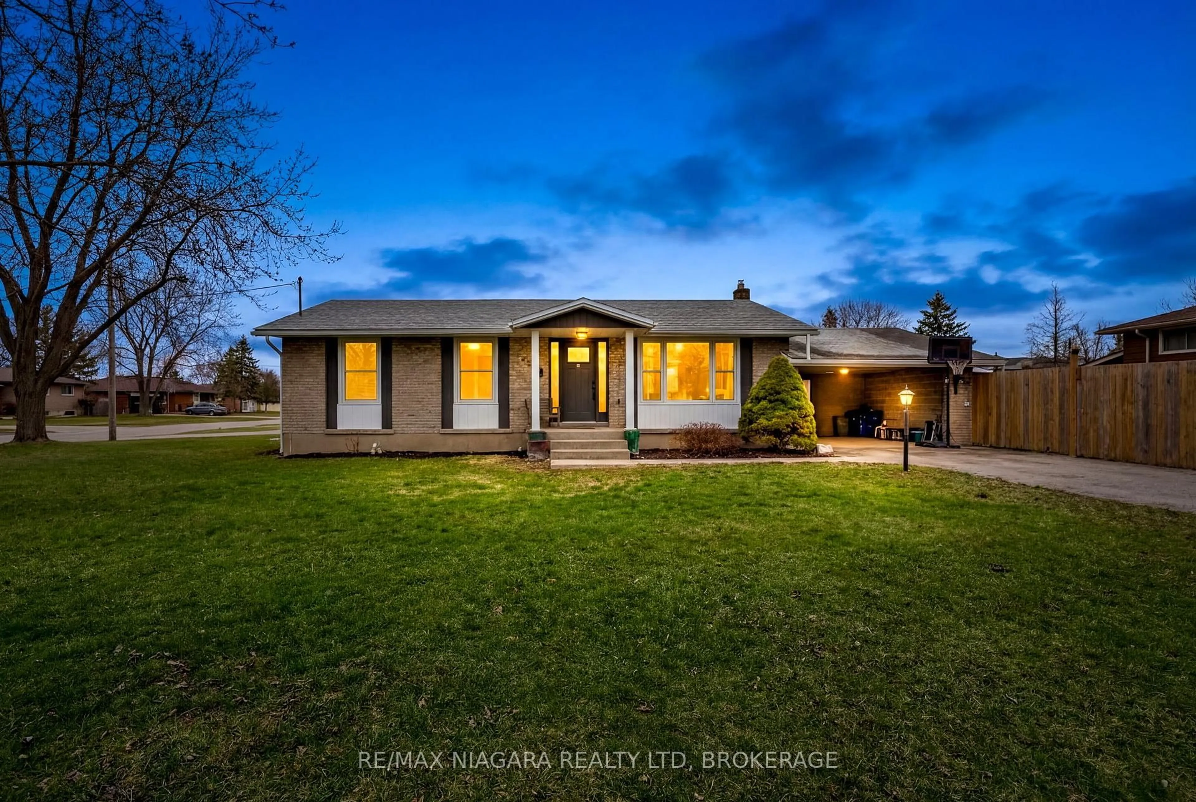 A pic from outside/outdoor area/front of a property/back of a property/a pic from drone, street for 38 ACADIA Cres, St. Catharines Ontario L2P 1H8