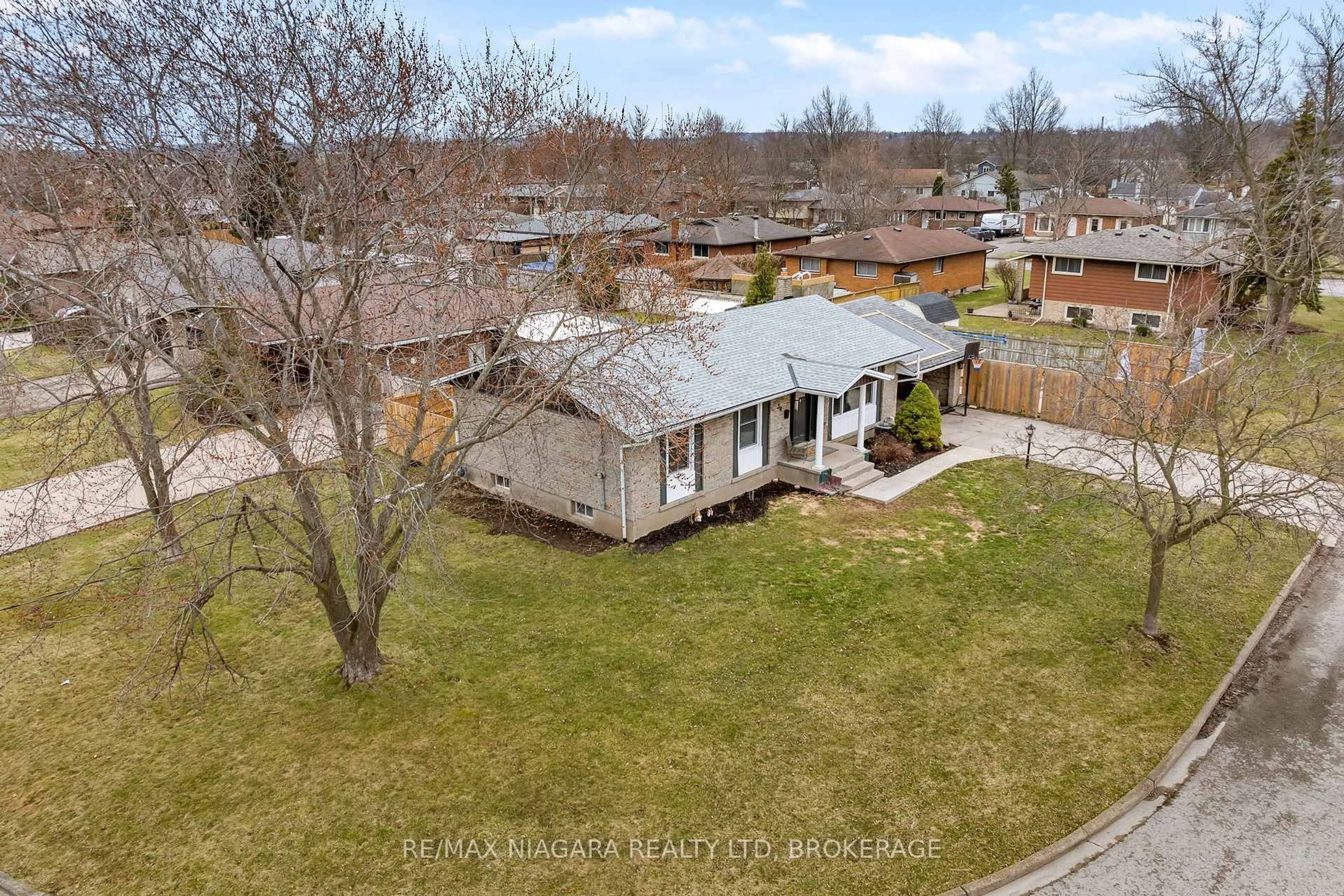 A pic from outside/outdoor area/front of a property/back of a property/a pic from drone, street for 38 ACADIA Cres, St. Catharines Ontario L2P 1H8