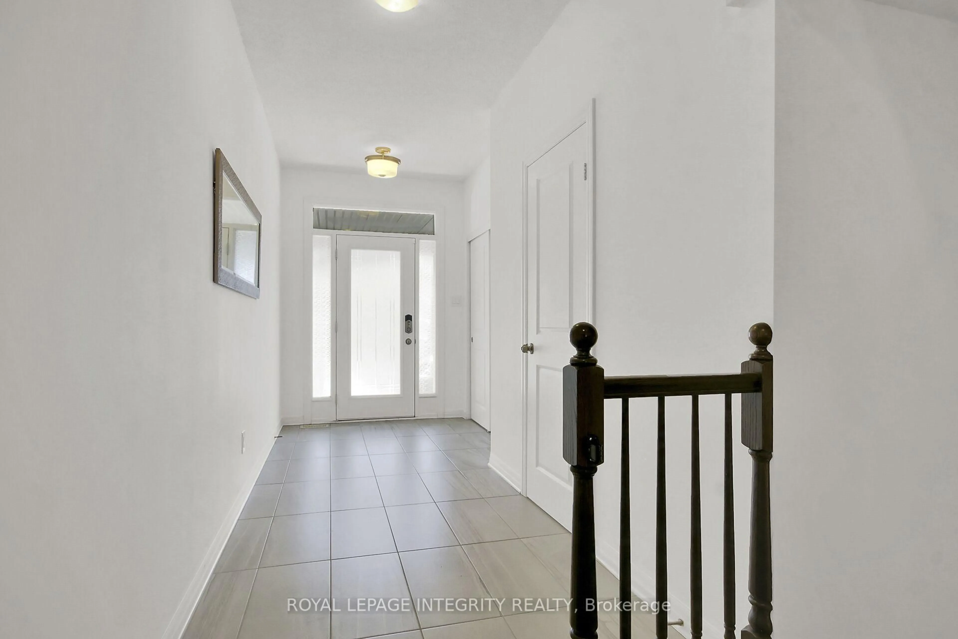 Indoor entryway for 310 Broadridge Cres, Ottawa Ontario K1W 0H1