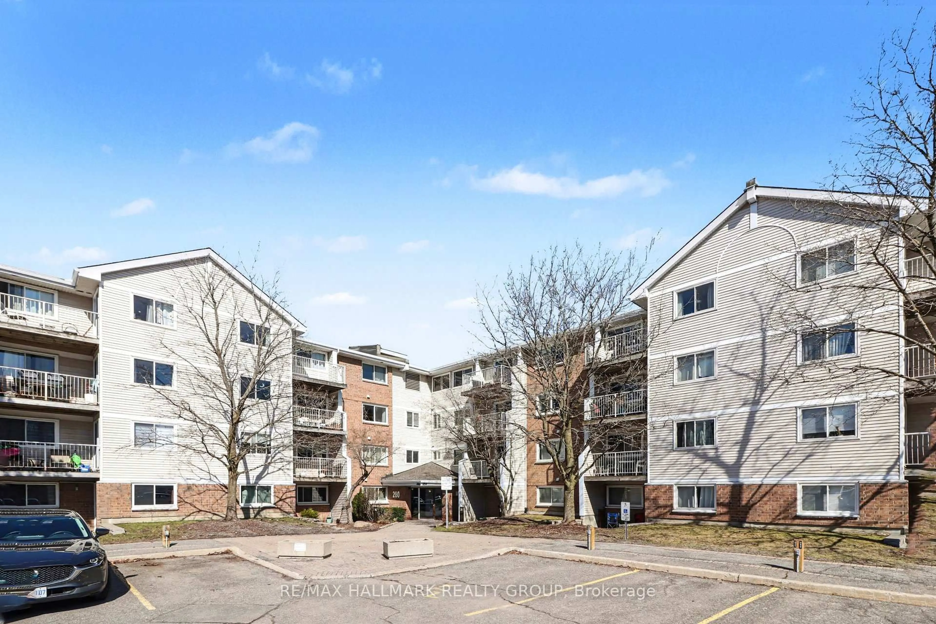 A pic from outside/outdoor area/front of a property/back of a property/a pic from drone, unknown for 280 Brittany Dr #312, Ottawa Ontario K1K 4M4