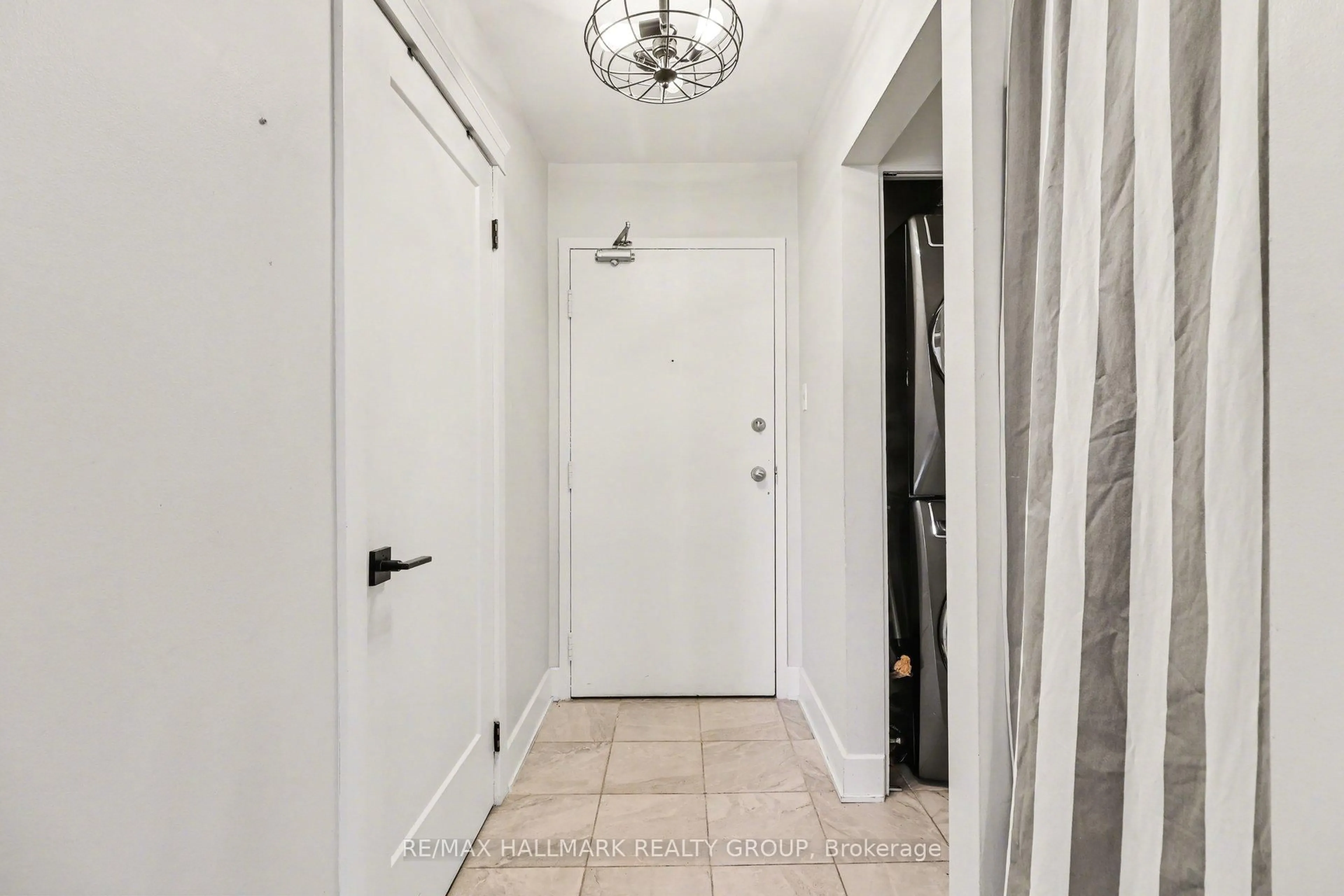 Indoor entryway for 280 Brittany Dr #312, Ottawa Ontario K1K 4M4