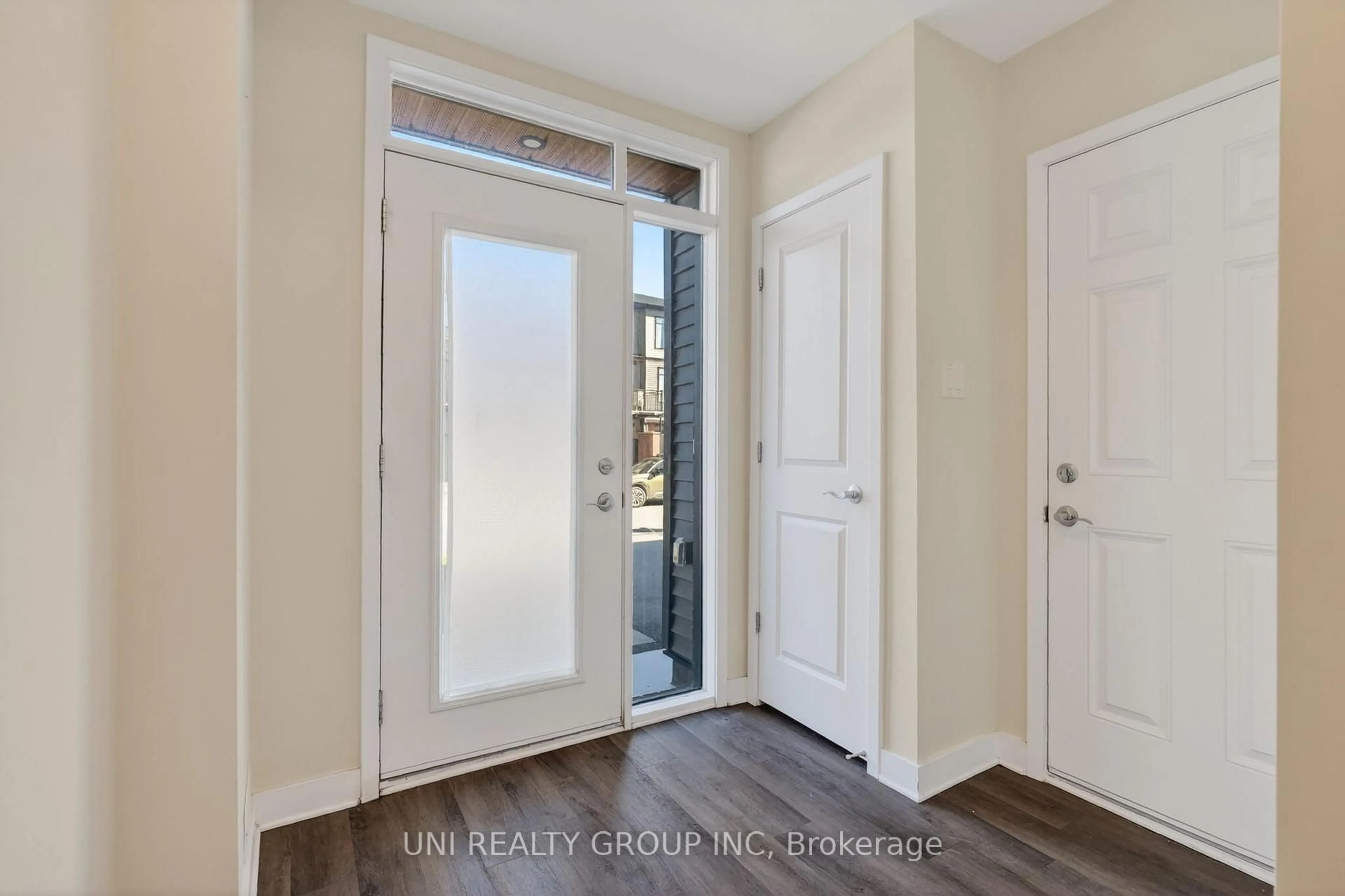 Indoor entryway for 184 Visor Private, Ottawa Ontario K2V 0S6