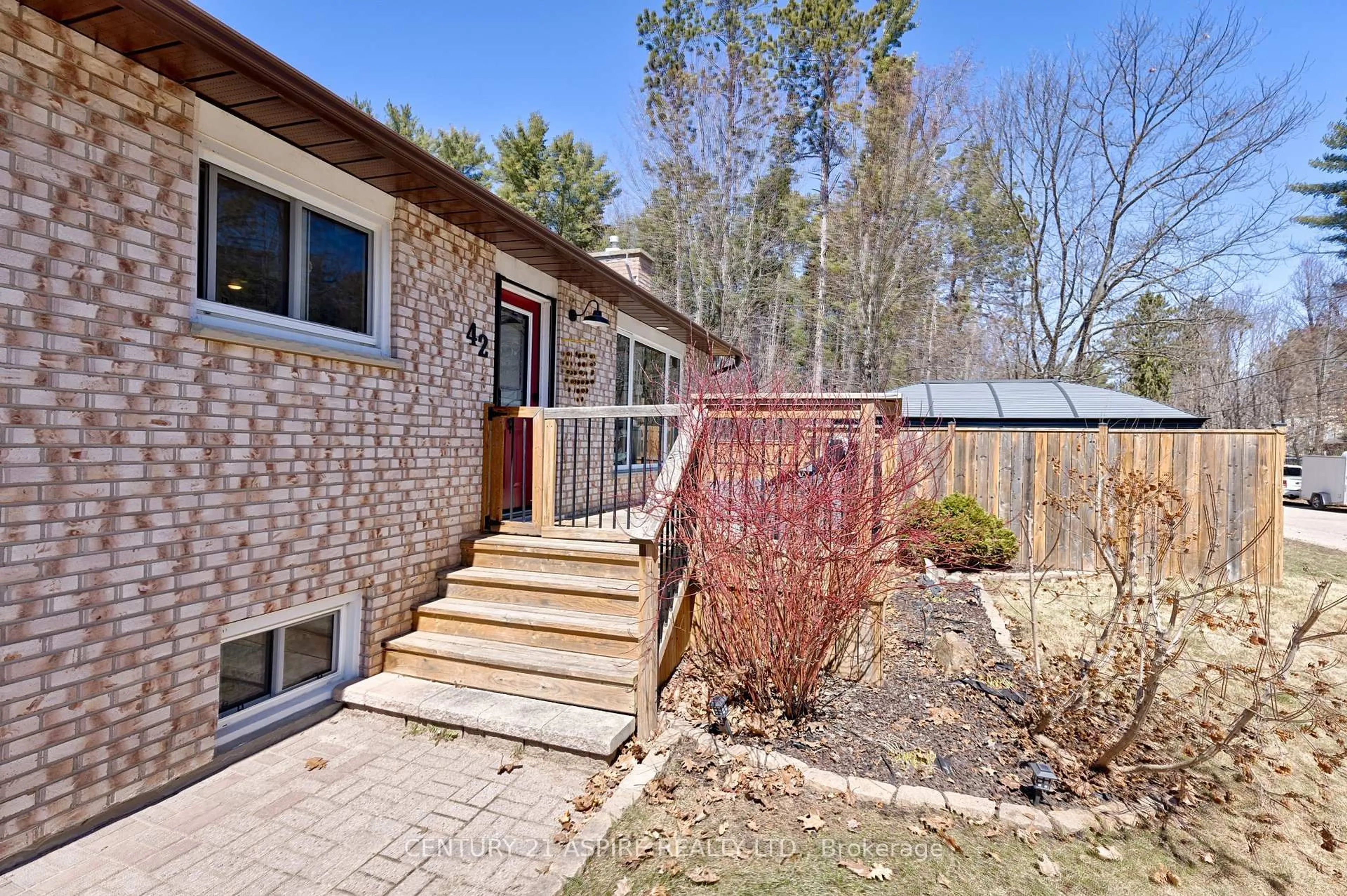 Unknown for 42 East St, Petawawa Ontario K8H 2N9