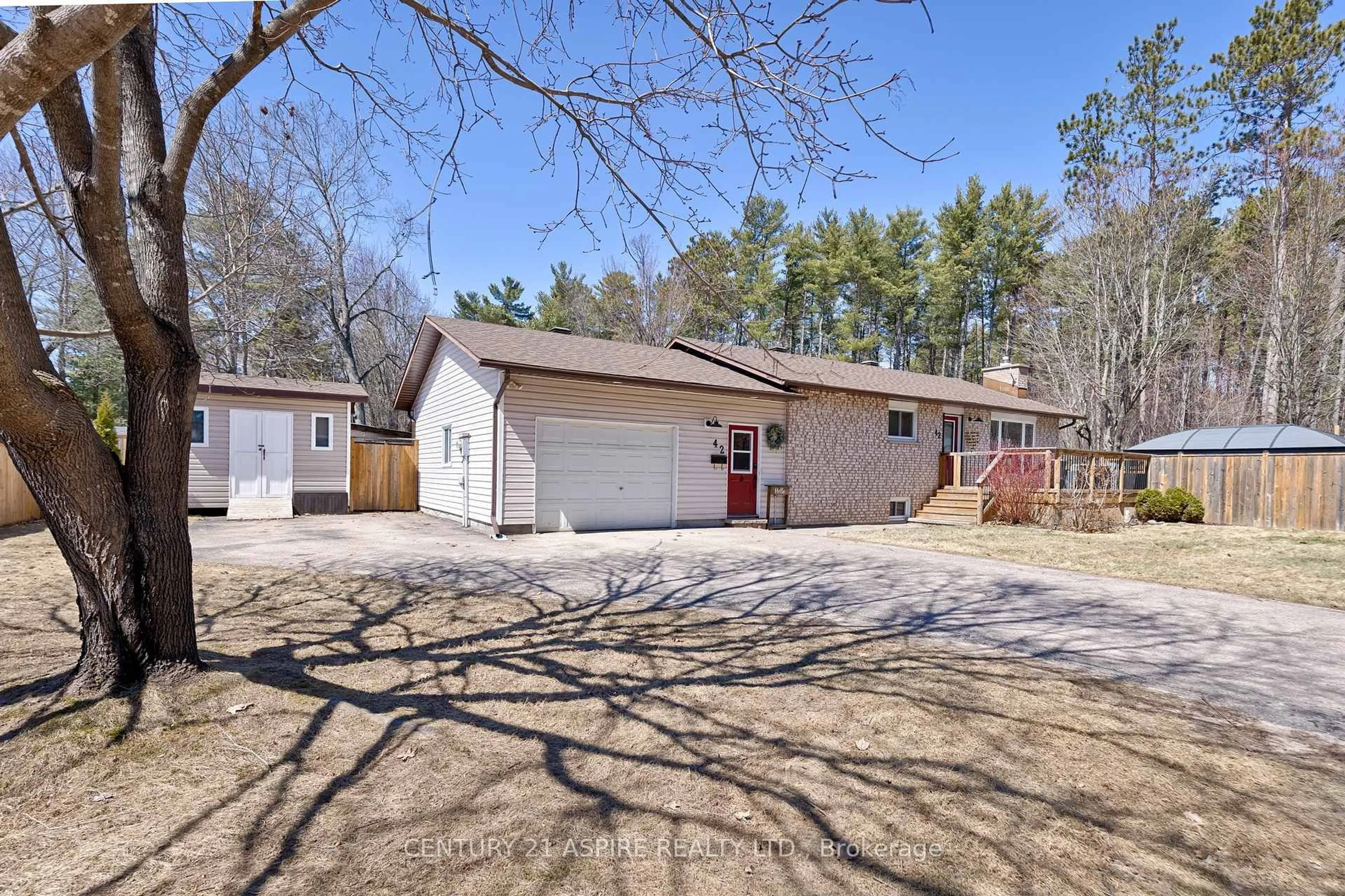 A pic from outside/outdoor area/front of a property/back of a property/a pic from drone, street for 42 East St, Petawawa Ontario K8H 2N9