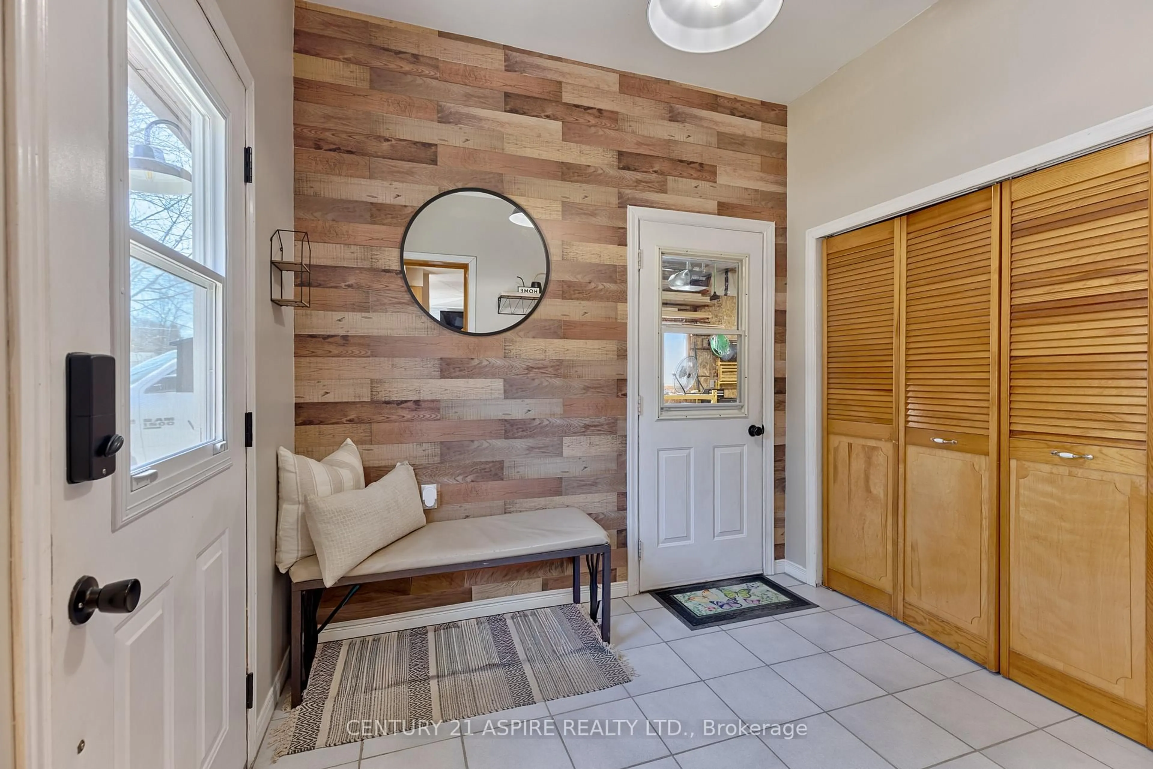 Indoor entryway for 42 East St, Petawawa Ontario K8H 2N9