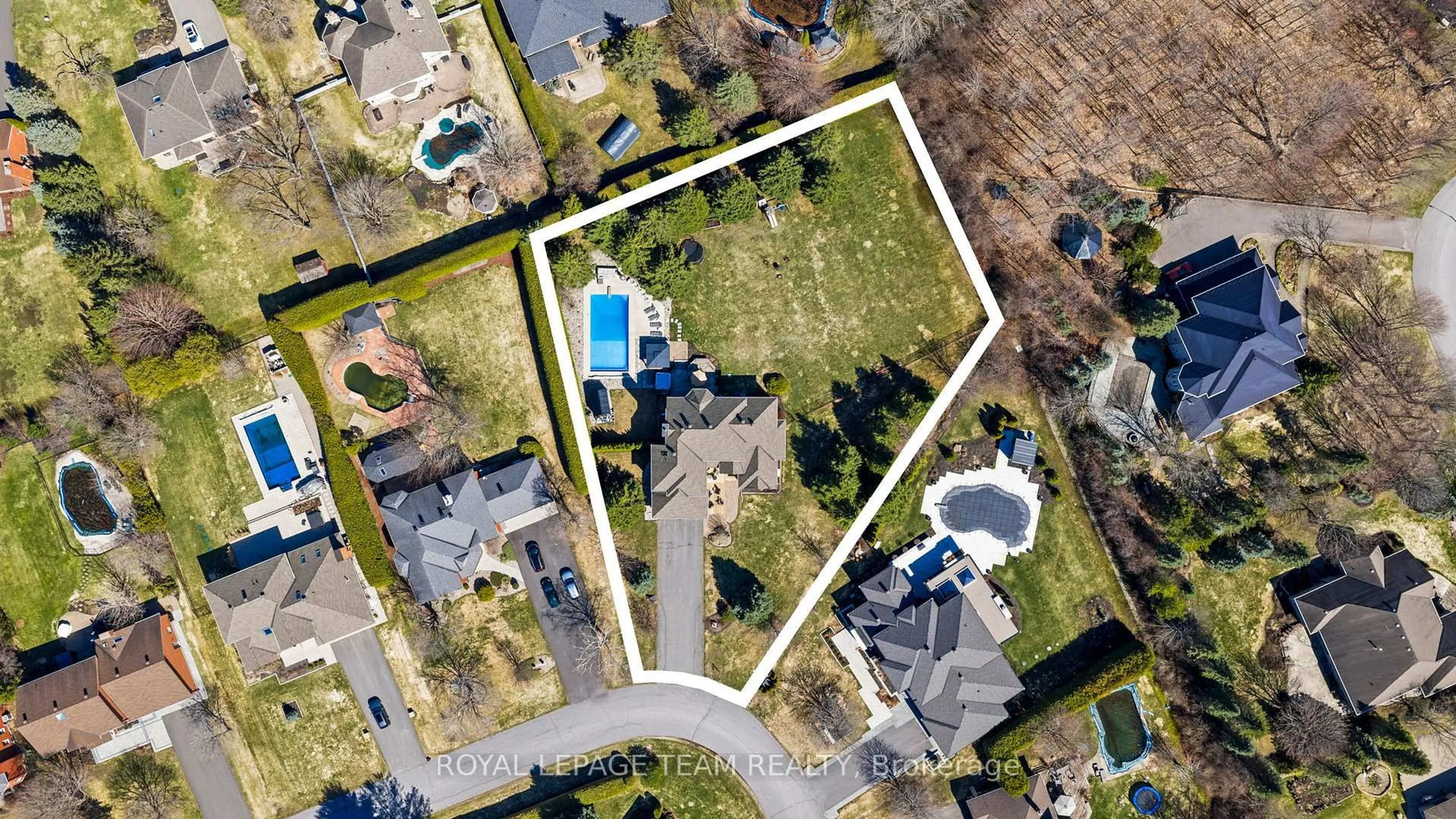 A pic from outside/outdoor area/front of a property/back of a property/a pic from drone, street for 1342 Revell Dr, Manotick Ontario K4M 1K8