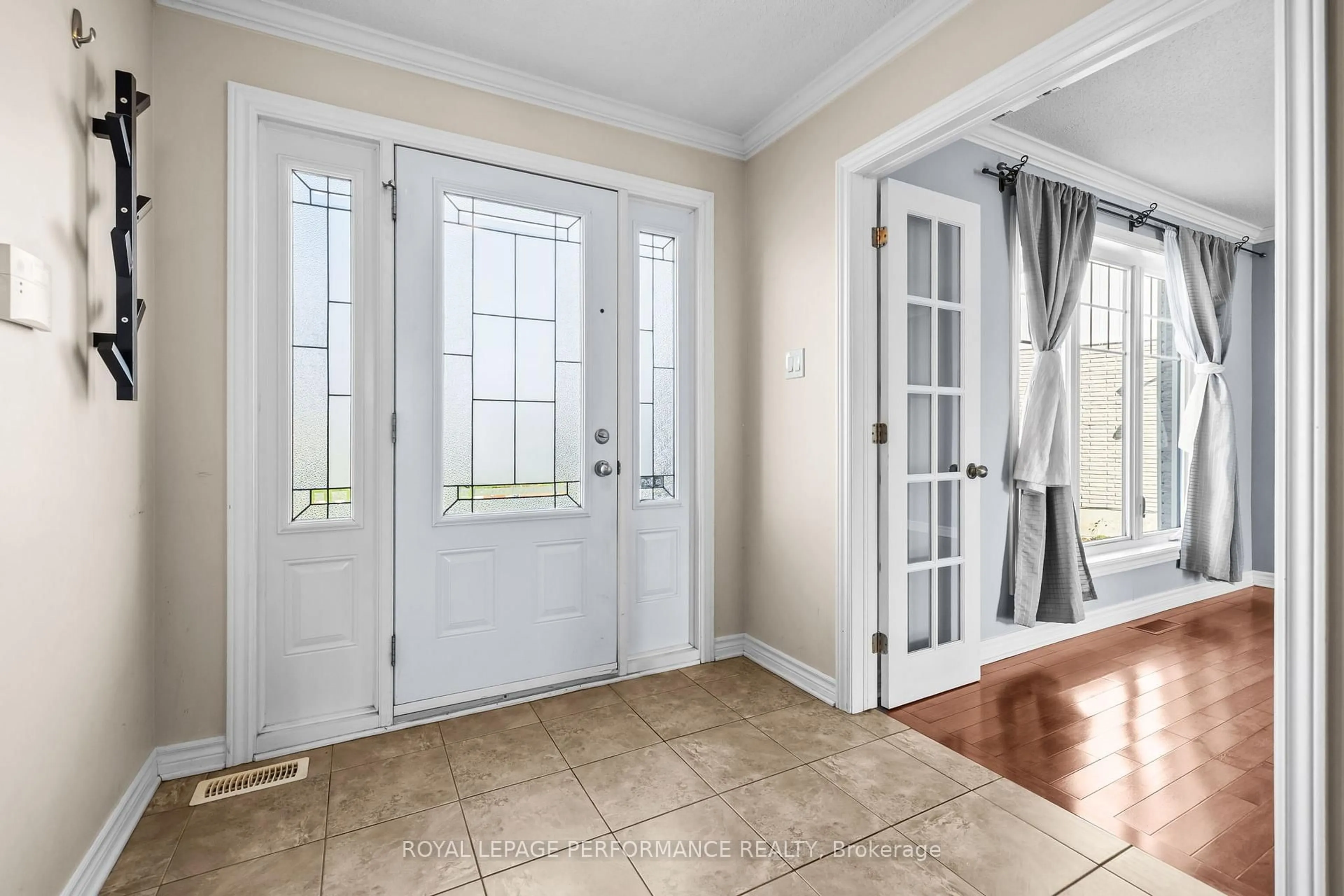 Indoor entryway for 54 LAPOINTE Blvd, Russell Ontario K0A 1W0