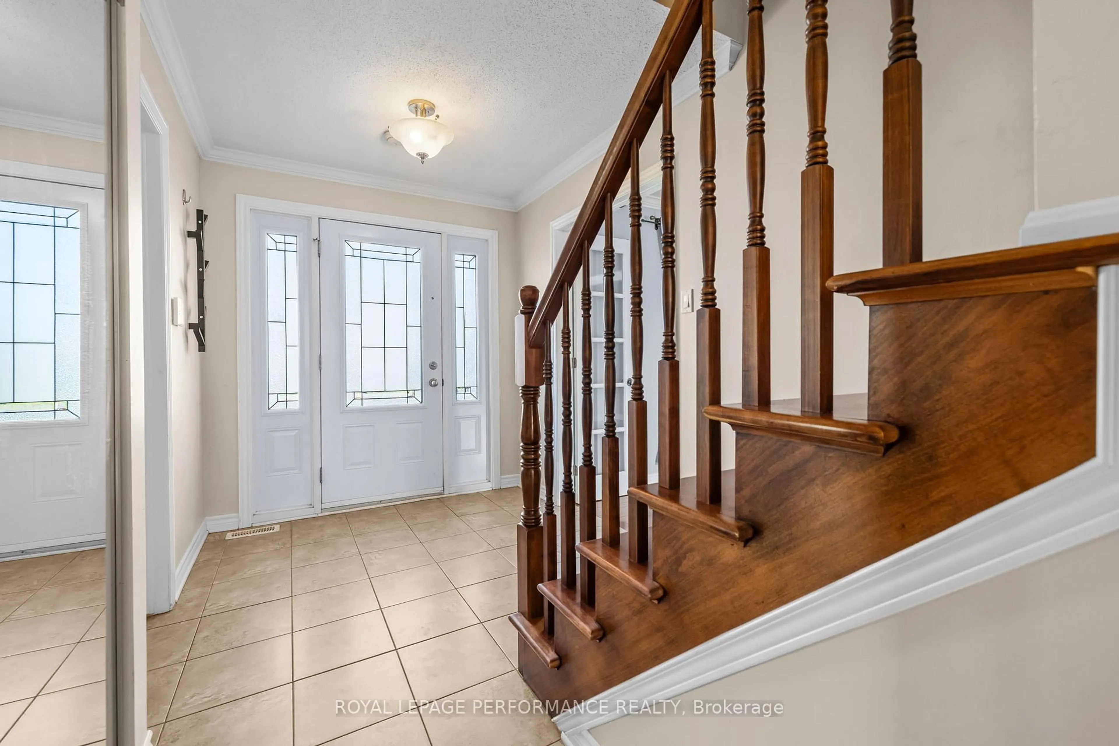 Indoor entryway for 54 LAPOINTE Blvd, Russell Ontario K0A 1W0
