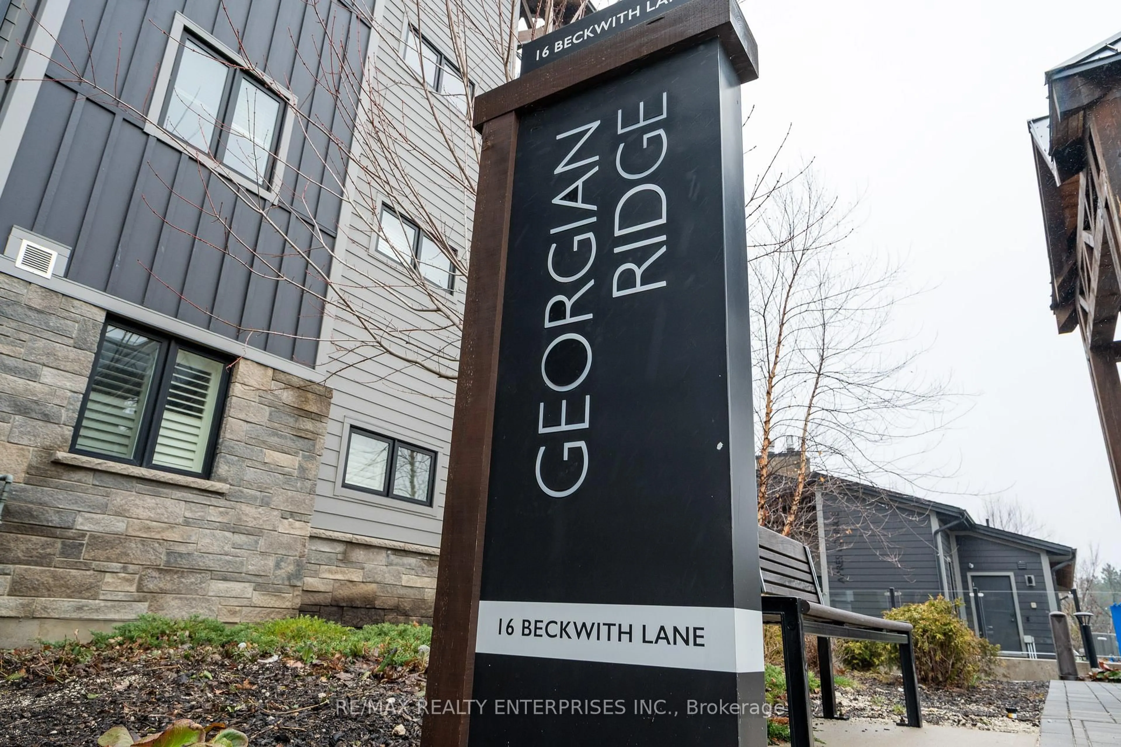 Indoor foyer for 16 Beckwith Lane #404, Blue Mountains Ontario L9Y 0H2