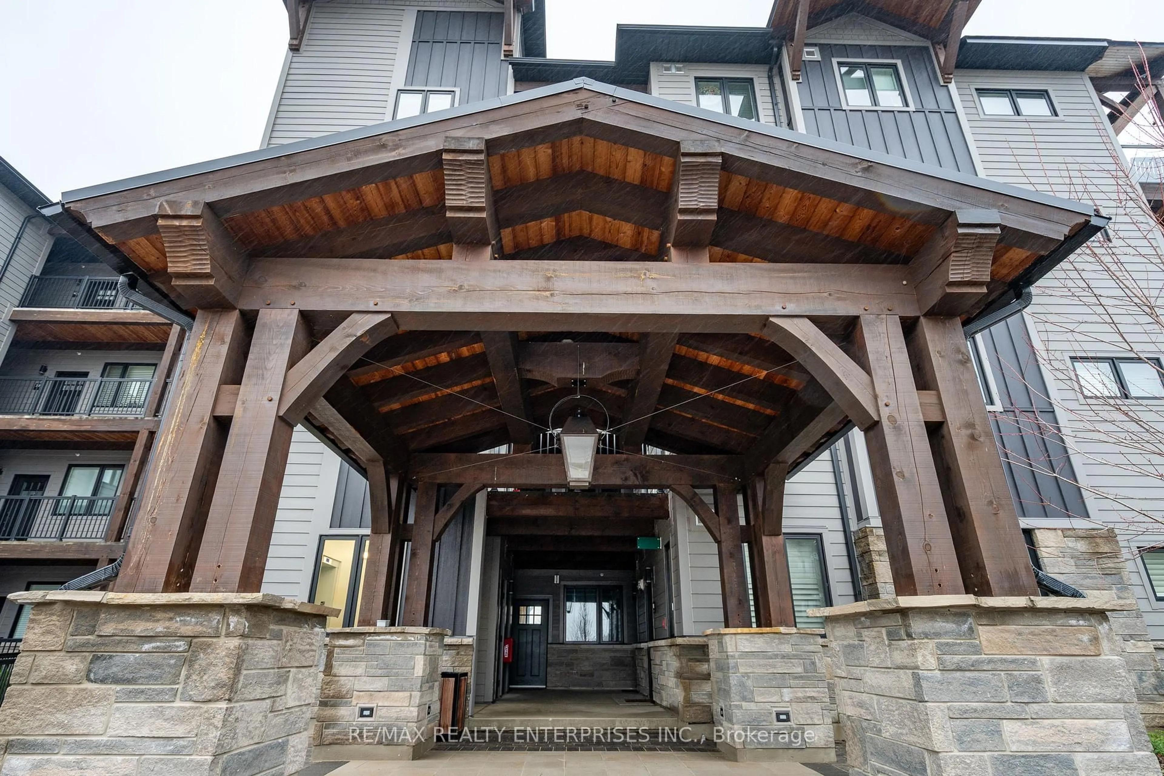Indoor foyer for 16 Beckwith Lane #404, Blue Mountains Ontario L9Y 0H2