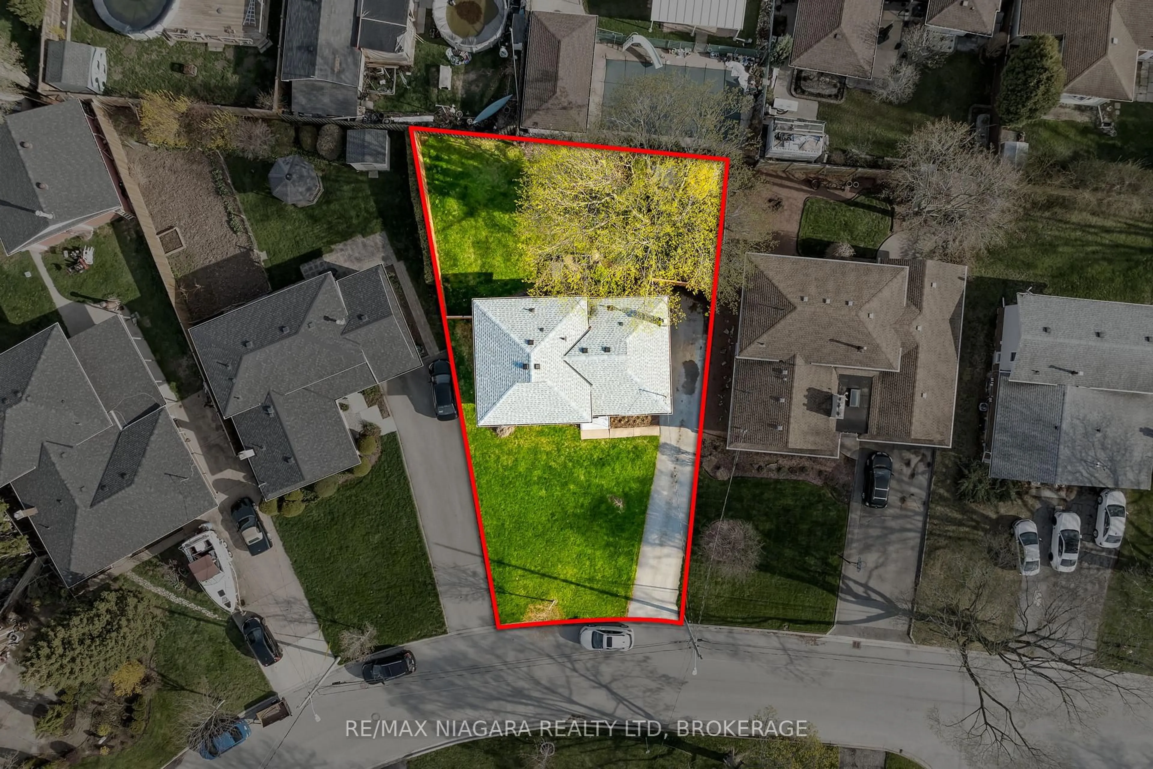 A pic from outside/outdoor area/front of a property/back of a property/a pic from drone, street for 16 Croydon Dr, St. Catharines Ontario L2M 1J2
