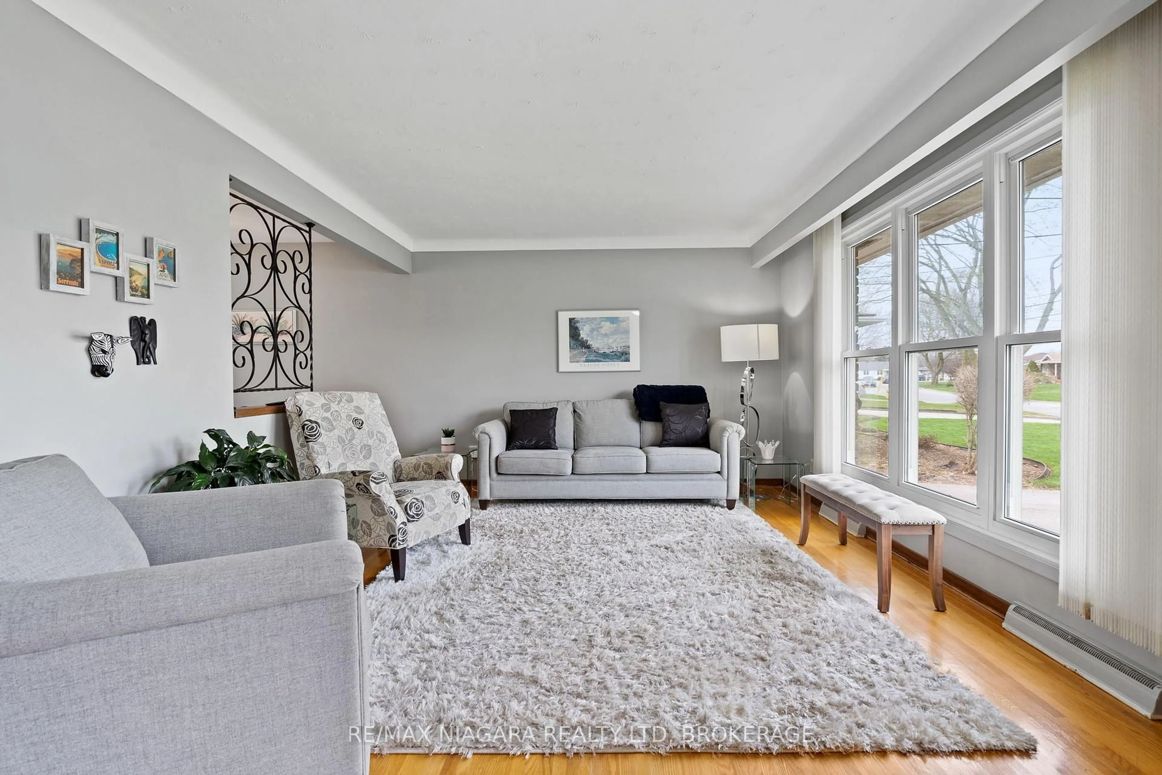 Living room with furniture, carpet floor for 16 Croydon Dr, St. Catharines Ontario L2M 1J2