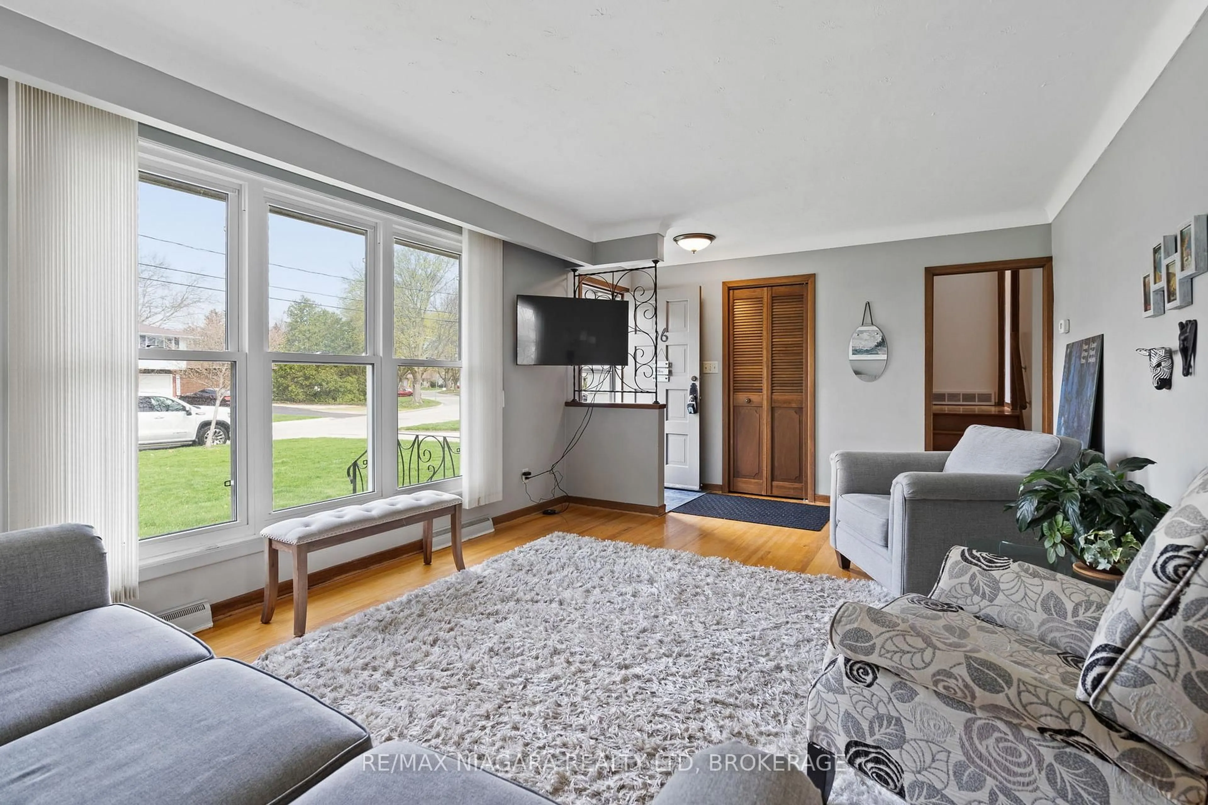 Living room with furniture, unknown for 16 Croydon Dr, St. Catharines Ontario L2M 1J2