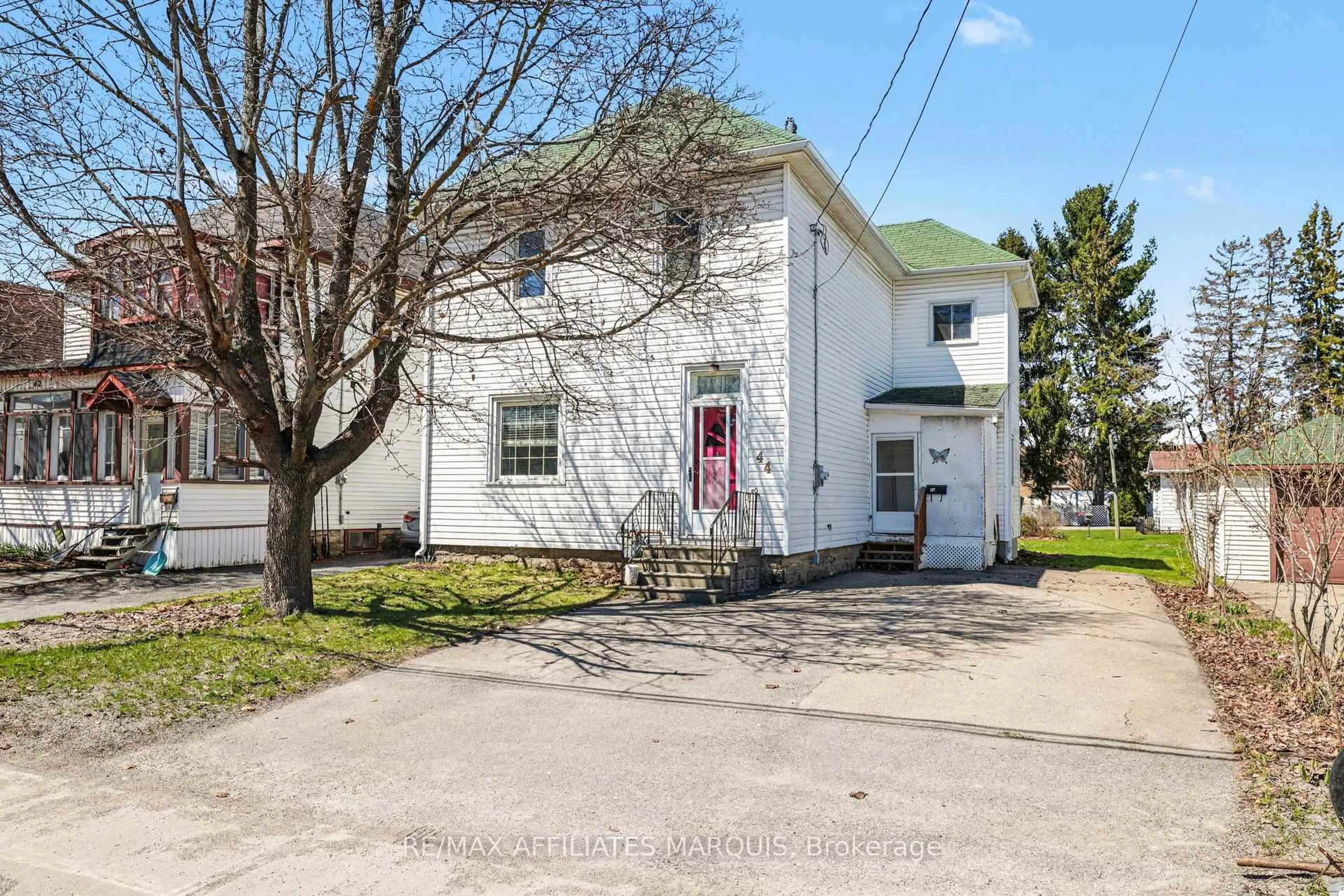 A pic from outside/outdoor area/front of a property/back of a property/a pic from drone, street for 44 Cornelia St, Smiths Falls Ontario K7A 1L7