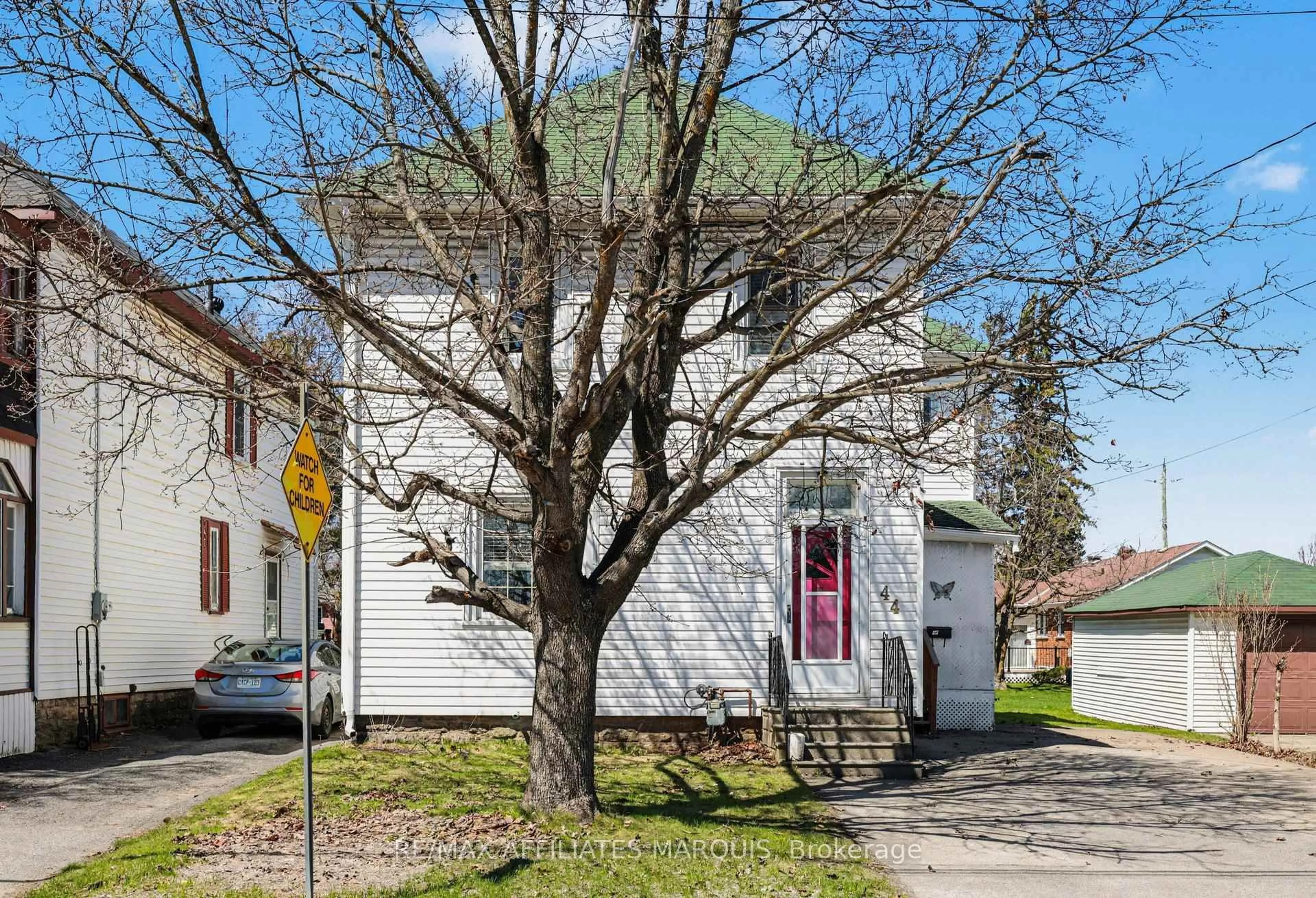A pic from outside/outdoor area/front of a property/back of a property/a pic from drone, street for 44 Cornelia St, Smiths Falls Ontario K7A 1L7