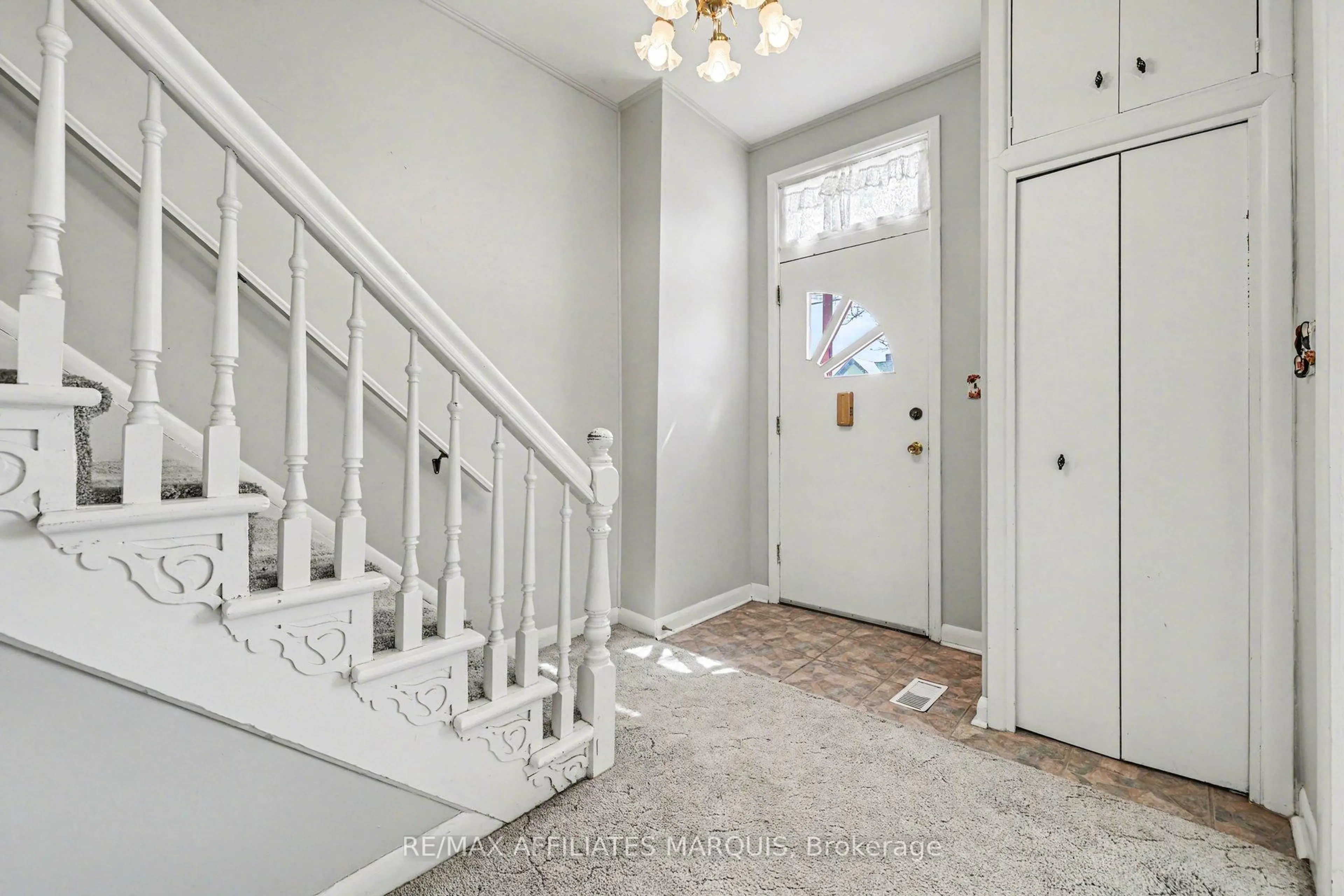 Indoor entryway for 44 Cornelia St, Smiths Falls Ontario K7A 1L7