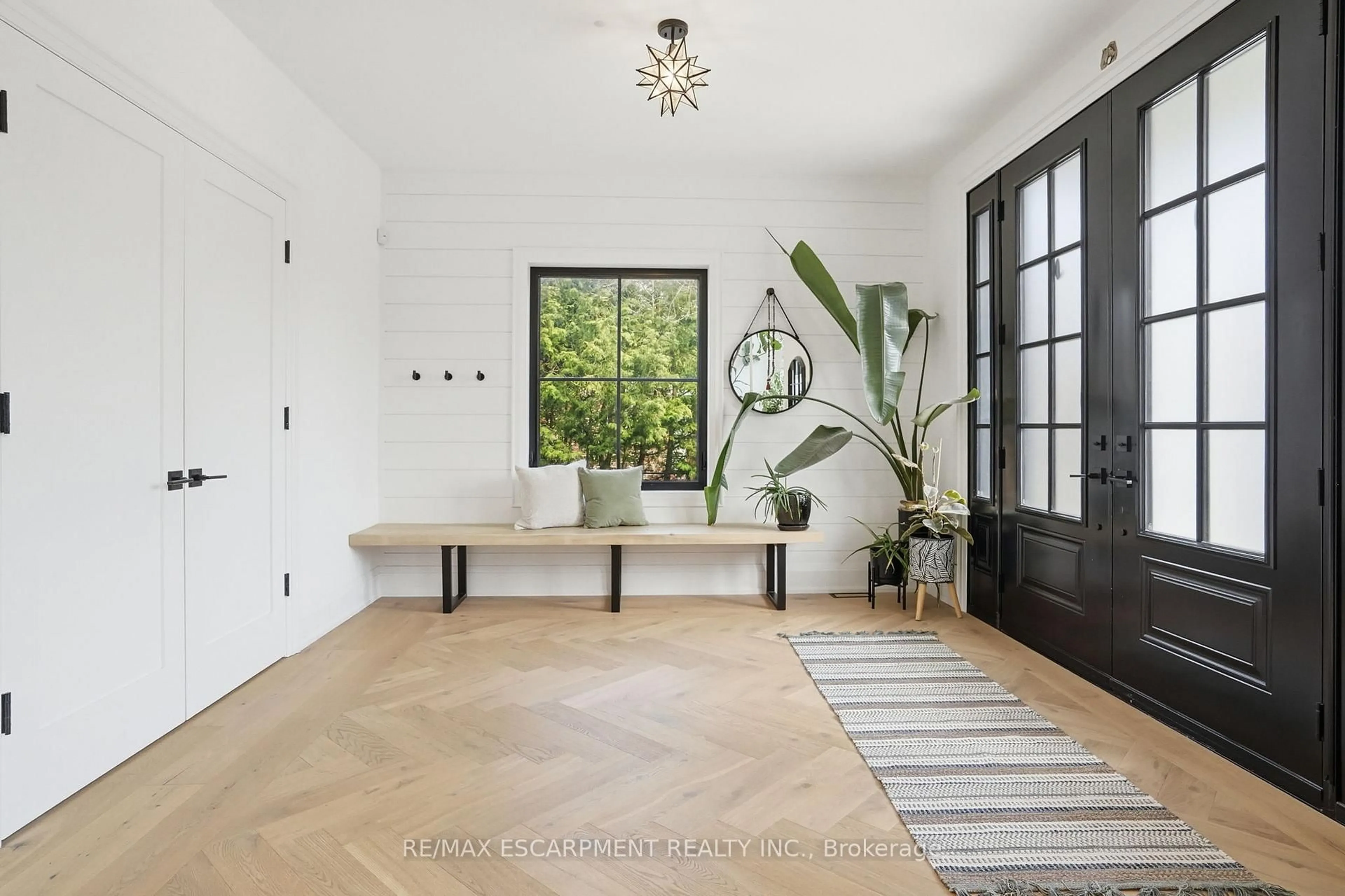 Indoor entryway for 136 ROCKCLIFFE Rd, Hamilton Ontario L9H 7H3